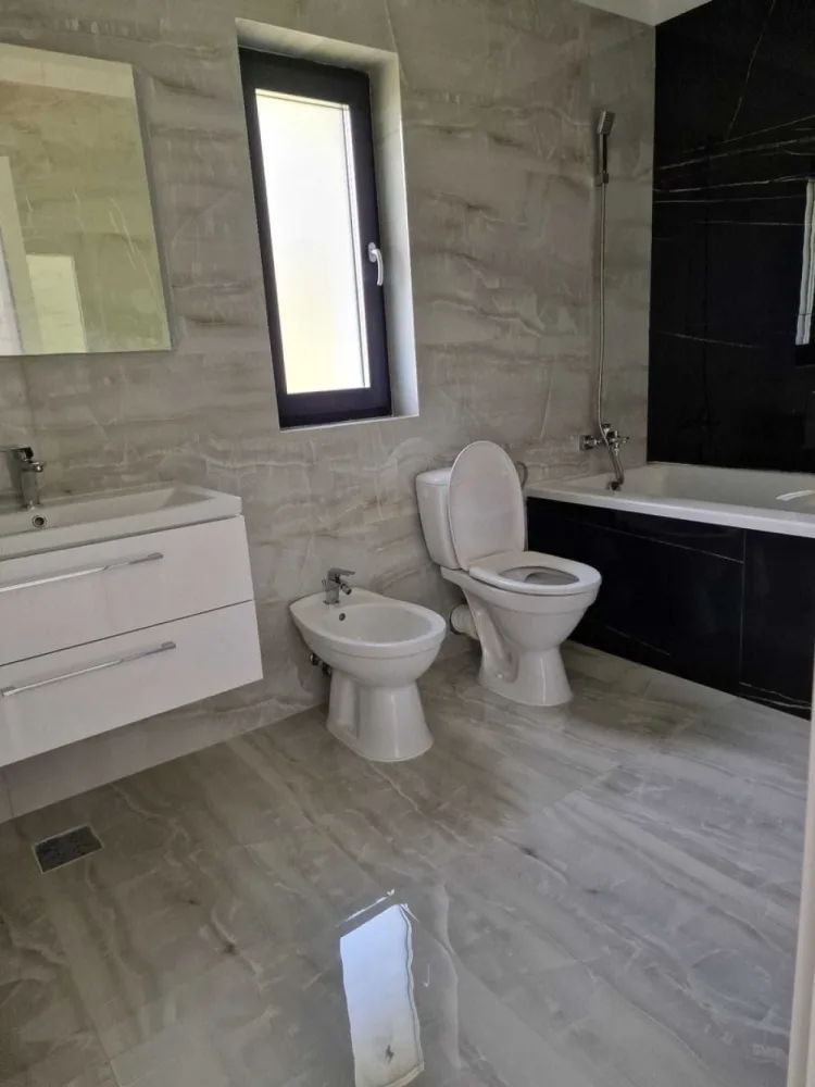 Vile Bucium-Barnova Iasi - Vila de vânzare în Barnova cu AU=110 mp ( utili) și teren 500 mp, cu 2 parcări private betonate.
La parter avem living generos 37 mp, bucătărie + cămară 13.5 mp cu ieșire în terasa acoperita 15 mp, baie 4,5 mp.
La etaj are 3 dormitoare generoase, hol mare cu scara pt pod, baie mare de 6, 2 mp.
Vila este intabulata și racordata la utilități: curent, gaz, apa și canalizare.
Finisajele sunt de calitate, încălzire în pardoseala, șemineu pe lemne, dus cu rigola la pardoseala, cadă zidita, predispoziție mașină de spălat și panouri solare wc-uri suspendate, grădină amenajata, trotuare și cale de acces betonata, etc.
Zona este liniștită, cu mult verde și aer curat.
Stație de autobuz sub 100 m, 1km fata de borna cu Iași, asfalt, rigole, etc.
 Preț 165.000 euro
Direct proprietar
Calitate garantata de cartea construcției semnata de 3 ingineri.