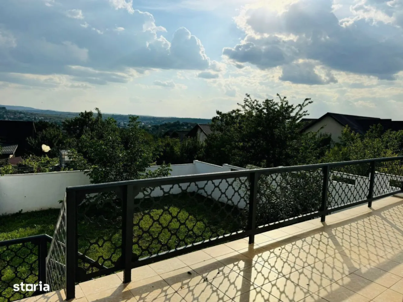 Vila Bucium Plopii fara sot - 0% Comision
Gard din beton inalt care inconjoara toata curtea.
Locuinta ideala pentru o familie mare, cu Demisol unde se poate locui si mansarda care se poate finisa, practic s-ar putea face inca doua apartamente separate la demisol si in mansarda.
Are curent la 2.20, dar si la 3.80.
Priveliste minunata, Liniste.
Vila deosebită în Bucium, aproape de toate punctele de interes!
Preț: 165000EUR
Descoperă o oază de liniște și confort în inima naturii, cu această vilă superbă situată în Bucium. Cu două căi de acces către oraș și amplasată într-o zonă ferită de zgomot, vila este ideală pentru familii ce își doresc să fie aproape de tot ce contează: Arcadia, școli, grădinițe, magazine, săli de fitness și mănăstiri.
Proprietatea dispune de o terasă mare și 2 balcoane pentru momente de relaxare, iar construcția de înaltă calitate include uși de lemn masiv, parchet din lemn de nuc și finisaje din granit. Casa oferă 4 camere spațioase, 2 băi, un living generos și bucătărie parțial mobilată. Curtea este ideală pentru parcare și recreere, iar troița cu cruce adaugă un aer deosebit locului.
Vecinii sunt liniștiți, iar natura din jur oferă un peisaj încântător, perfect pentru cei care doresc să evadeze din agitația orașului, fiind totodată aproape de toate facilitățile importante.
Mutare imediată!