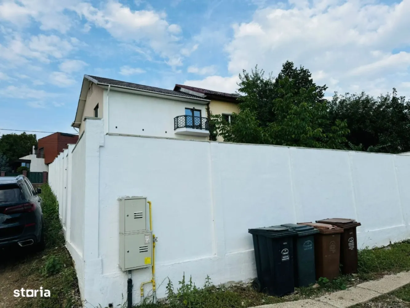 Vila Bucium Plopii fara sot - 0% Comision
Gard din beton inalt care inconjoara toata curtea.
Locuinta ideala pentru o familie mare, cu Demisol unde se poate locui si mansarda care se poate finisa, practic s-ar putea face inca doua apartamente separate la demisol si in mansarda.
Are curent la 2.20, dar si la 3.80.
Priveliste minunata, Liniste.
Vila deosebită în Bucium, aproape de toate punctele de interes!
Preț: 165000EUR
Descoperă o oază de liniște și confort în inima naturii, cu această vilă superbă situată în Bucium. Cu două căi de acces către oraș și amplasată într-o zonă ferită de zgomot, vila este ideală pentru familii ce își doresc să fie aproape de tot ce contează: Arcadia, școli, grădinițe, magazine, săli de fitness și mănăstiri.
Proprietatea dispune de o terasă mare și 2 balcoane pentru momente de relaxare, iar construcția de înaltă calitate include uși de lemn masiv, parchet din lemn de nuc și finisaje din granit. Casa oferă 4 camere spațioase, 2 băi, un living generos și bucătărie parțial mobilată. Curtea este ideală pentru parcare și recreere, iar troița cu cruce adaugă un aer deosebit locului.
Vecinii sunt liniștiți, iar natura din jur oferă un peisaj încântător, perfect pentru cei care doresc să evadeze din agitația orașului, fiind totodată aproape de toate facilitățile importante.
Mutare imediată!