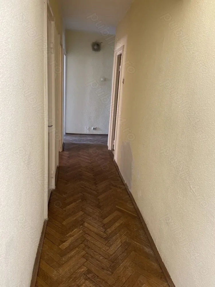 Apartament 4 camere Galata 2 - Iasi etaj 2 4 - Apartament 4 camere zona Galata 2 - 
zona linistita, etaj 2 4 ,decomandat, 3 camere orientate catre sud, 1 camera catre nord. An constructie - 1980 august.
Tip constructie - pe cadre beton. Grinzi groase de 25cm.
Amplasat in interior - nu pe colt.
Suprafata utila 78.5mp, doua bai, doua balcoane, doua debarale ,usa metalica intrare ,centrala Immergas 28KW- noua,
Apartament izolat exterior, inclusiv izolare balcoane.
 Geamuri termopan, balcoane inchise - plase tantari tip rulou
Parchet stejar masiv 2cm pe hol si in cele 4 camere. ( necesita raschetare si lacuire ) - cel mai scump parchet din piata.
Apa de calitate la robinet (Timisesti) - rece tot timpul anului - 4-5 grade si fara gust salciu. ( ideala de baut
Nu necesita filtru. Nu este apa calcaroasa - in 15 ani la vechea centrala nu au fost depuneri in schimbatorul de caldura - pentru apa cald.
se preda gol - 
Necesita zugravire si dupa preferinte inlocuire gresie si faianta in bai.
calorifere de fonta.
Curatenie pe casa scarii - acum 1.5 ani,
interfon. Scari interioare late 1,2m.
Distanta fata de blocul de vis-a-vis - 50m - nu aveti senzatie de claustrofobie sau lipsa de intimitate, 
Gradinita si scoala la 150m distanta.
Locuri de parcare in spatele si fata blocului, aleea betonata in spatele blocului. Parc de joaca copii - amenajat.
in zona Carrefour la parter, Mega Image, Lidl si Penny.
Pe jos pana in centru se fac 15 minute pana in Stefan cel Mare Piata Unirii. 
contact ,