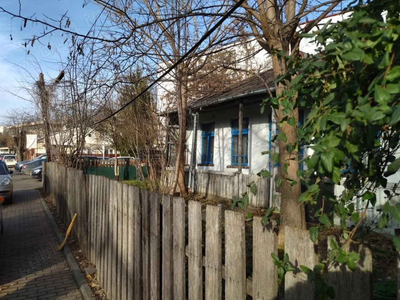 Casă Tătărași excepțional situată! - Persoană fizică vând casă excepțional situată pe str Ion Creangă pe un teren de 313 m.p.

Front stradal:17,20 m

In zonă sunt construcții noi cu regim de înălțime :D+P+1+M

 Casa poate fi transformată într-o bijuterie cu ceva atenție sau se poate construi in loc o vila cochetă sau un spatiu comercial datorită vadului excelent.

Beneficiați de toate utilitățile:gaz,curent electric, apă curentă,canalizare,asfalt,iluminat stradal,multe mijloace de transport.

Foarte aproape de casă:cabinete medicale,lic.Cuza,scoli,grădinițe,supermarketuri, piață agroalimentară.

Pot lua în calcul și un schimb de locuințe în Iași.

Preț foarte bun:casă+teren:145 000 euro