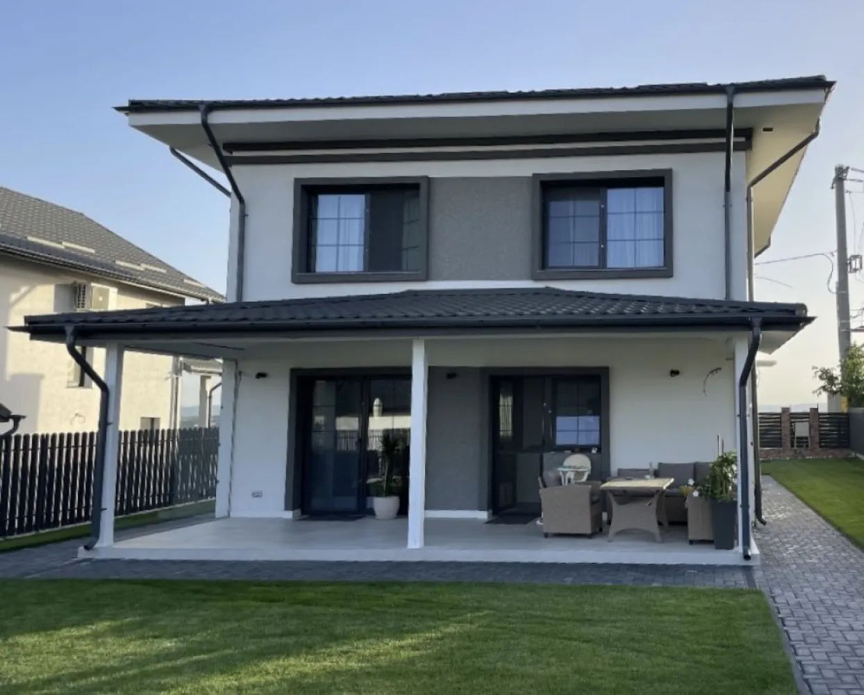 Casa single Iasi-strada Podisului (Platoul Insorit)-asfalt - Casa de vanzare intr-o zona exclusivista cu acces din strada asfaltata.
-suprafata teren 400 mp
-suprafata utila 140 mp
Compartimentare:
-parter: living, bucatarie, baie si doua terase
-etaj: trei dormitoare, baie si balcon
Utilitati: 
-gaz
-apa
-curent
-internet
-canalizare
Predare in luna iunie 2025
Pret: 230000 euro