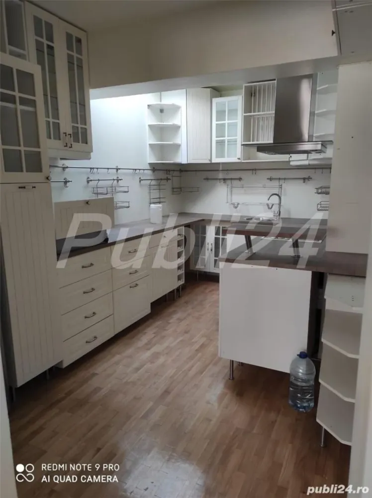 Primaverii, 3 camere, 130 mp, Proprietar - Apartament deosebit de spatios, elegant, luminos situat in zona Primaverii la numai 400 m de Parcul Herastrau si Metrou Aviatorilor.

Renovat complet 2021!

Imobilul a fost finalizat in anul 2000. Singur pe nivel, beneficiaza de vedere libera.

Suprafata utila a apartamenului este de 130 mp si este impartit dupa cum urmeaza:
- Livingul, este spatios, luminos, avand mobilier elegant, de calitate deosebita, in nuanta ivory. Se continua cu o camera luminoasa.

 Bucataria este mobilata si utilata, iar mobilierul pastreaza acelasi stil si nuanta cu cel al livingului.

 Dormitorul este spatios si luminos, cu vedere libera avand access de o baie cu cabina de dus.

- Cel de-al doilea dormitor transformat momentan in office

- Loc de servit masa - 16 mp - ce poate fi transformat in dormitor 3

 Zona de zi beneficiaza de o baie cu cada.

- Balcon, terasa, lift, camere video, centrala proprie, aer conditionat

- Parcare la comun, gratis, in fata blocului sau contra cost cu paza la aproximativ 100m distanta