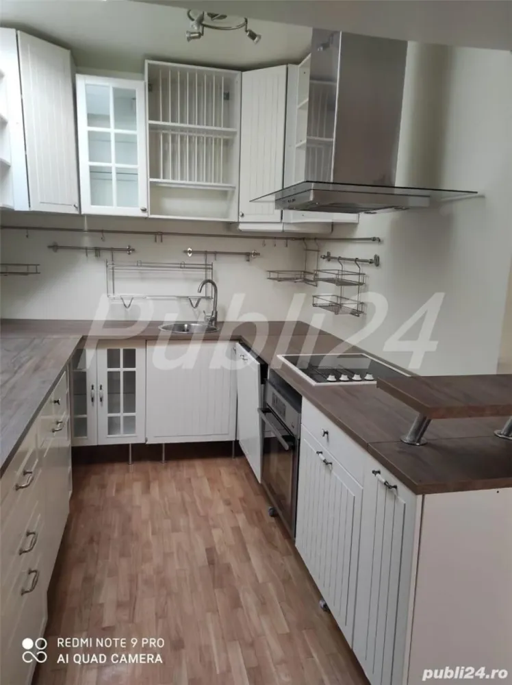 Primaverii, 3 camere, 130 mp, Proprietar - Apartament deosebit de spatios, elegant, luminos situat in zona Primaverii la numai 400 m de Parcul Herastrau si Metrou Aviatorilor.

Renovat complet 2021!

Imobilul a fost finalizat in anul 2000. Singur pe nivel, beneficiaza de vedere libera.

Suprafata utila a apartamenului este de 130 mp si este impartit dupa cum urmeaza:
- Livingul, este spatios, luminos, avand mobilier elegant, de calitate deosebita, in nuanta ivory. Se continua cu o camera luminoasa.

 Bucataria este mobilata si utilata, iar mobilierul pastreaza acelasi stil si nuanta cu cel al livingului.

 Dormitorul este spatios si luminos, cu vedere libera avand access de o baie cu cabina de dus.

- Cel de-al doilea dormitor transformat momentan in office

- Loc de servit masa - 16 mp - ce poate fi transformat in dormitor 3

 Zona de zi beneficiaza de o baie cu cada.

- Balcon, terasa, lift, camere video, centrala proprie, aer conditionat

- Parcare la comun, gratis, in fata blocului sau contra cost cu paza la aproximativ 100m distanta