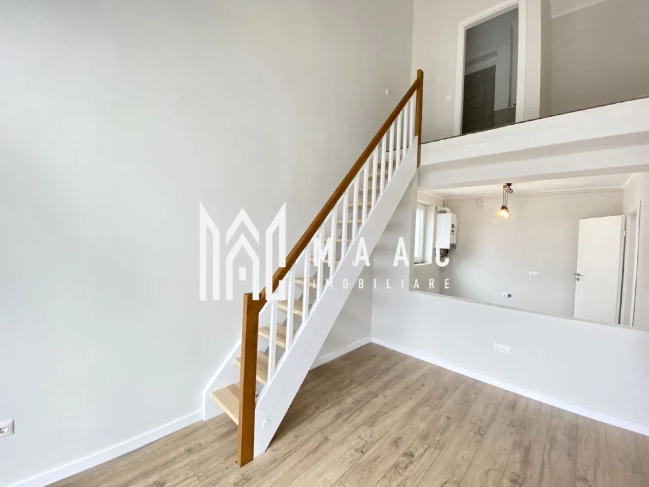 Penthouse I 4 Camere I INTABULAT I 0% Comision - MAAC Imobiliare vă propune spre vânzare un Penthouse cu 4 camere - INTABULAT finisaje la cheie ! Gata de predare oricand. 0% Comision. Modalități de plată flexibile: Îți oferim posibilitatea de a alege între sursele tale proprii de finanțare sau opțiuni de credit ipotecar, fără să afecteze prețul final. Avantajele acestui apartament: Bucatarie separata Încălzire în pardoseală Balcon cu orientare sudică Loc de parcare inclus Izolare eficientă cu vată bazaltică Balconul și casa scării finisate la cheie, cu granit și sticlă securizată Design arhitectural distinctiv, cu elemente din larice siberian și piatră naturală Ocupare teritorială redusă, cu 25% din suprafață și 45% spații verzi Zonă cu vegetație bogată, 4 locuri de joacă pentru copii și un teren de fotbal Loc de parcare: Un loc de parcare este inclus în prețul acestui apartament. Distante: La doar 4 minute de zona Industrială Vest, 4 minute de Metro și 15 minute de centrul istoric al Sibiului. Pentru mai multe detalii precizati telefonic ca ati vazut anuntul cu ID: CP2049995 }}