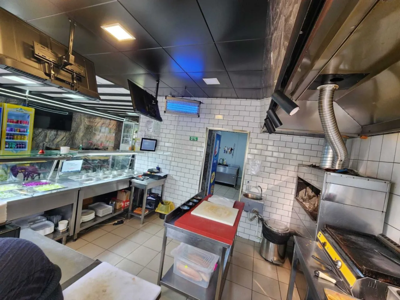 Restaurant$Gratar - Vând afacere. București sector 3 pe Bulevardul basarabia nr 256. Spațiu are 65m pătrați. Lăsăm tot ceea ce se afla în interior. Afacerea este functionala. Este o afacere de familie de care nu ne mai putem ocupa. 30.000 euro ușor negociabil.