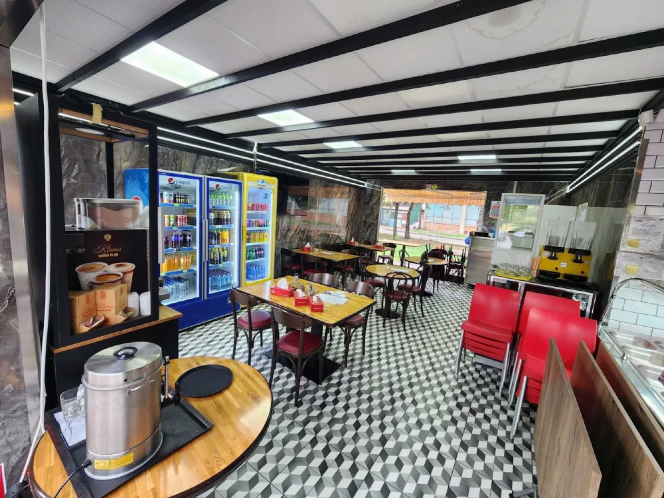 Restaurant$Gratar - Vând afacere. București sector 3 pe Bulevardul basarabia nr 256. Spațiu are 65m pătrați. Lăsăm tot ceea ce se afla în interior. Afacerea este functionala. Este o afacere de familie de care nu ne mai putem ocupa. 30.000 euro ușor negociabil.