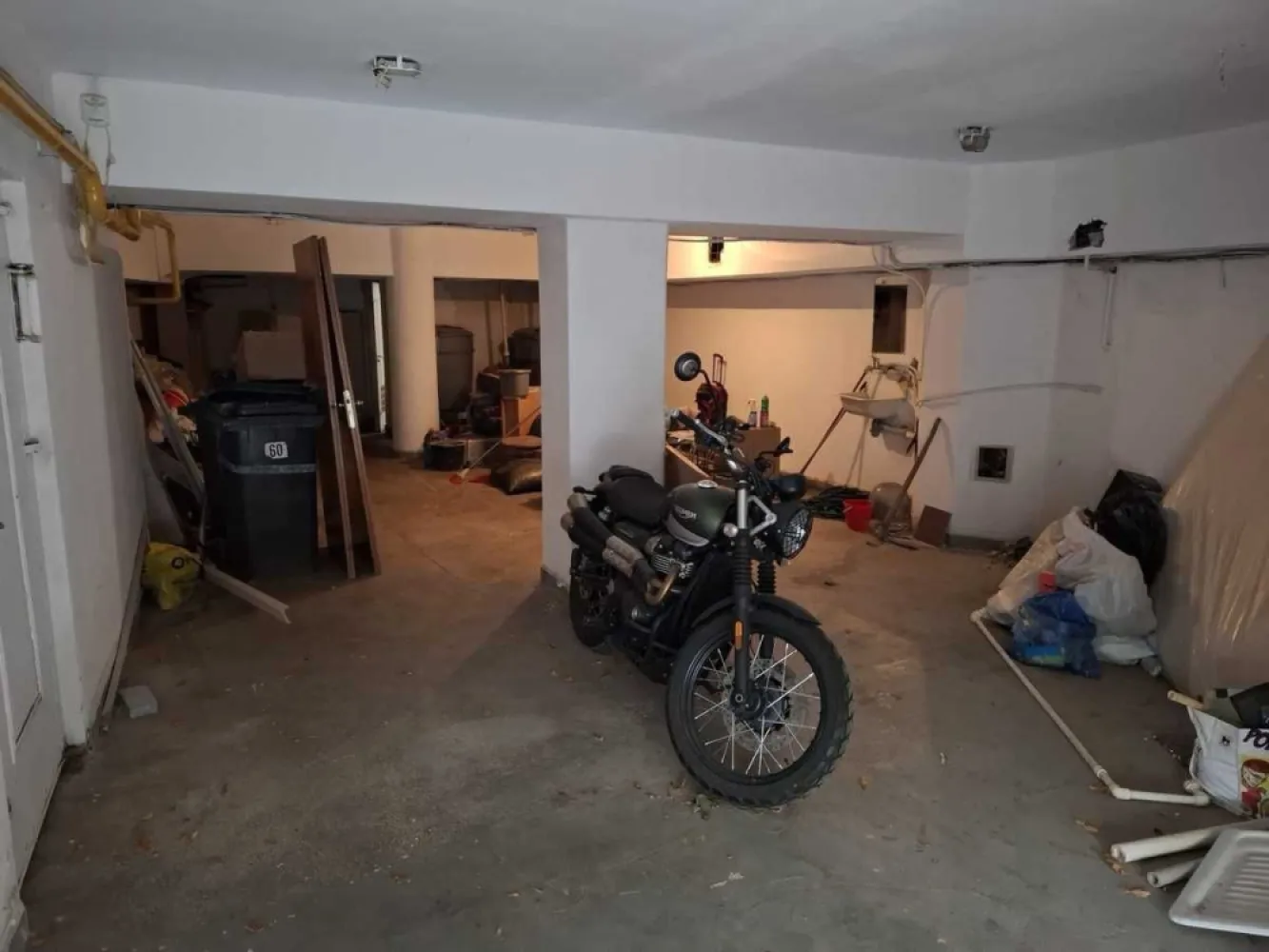Vand Garaj Spati Comercia StradaStr Aurel Vlaicu vizavi de Dinamo 45mp - Va oferim spre vanzare un garaj -Spatiul Comercial stradal 3min Metrou Stefan Cel Mare Ultracentral cu o suprafata de 45 mp vizavi de Stadionul Dinamo, Str. Aurel Vlaicu, este liber oricand se poate ocupa, se poate si 16 mp cumpara are curent apa, gaz. Va asteptam la vizionare, Pret este 48990 Euro usurel negociabil,
