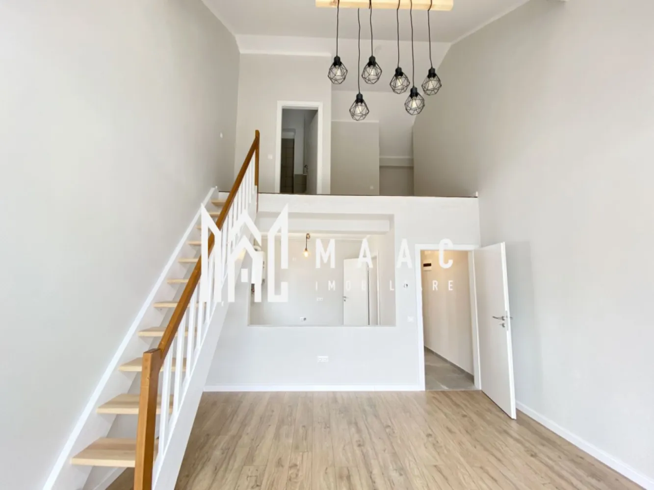 Penthouse I 4 Camere I INTABULAT I 0% Comision - MAAC Imobiliare vă propune spre vânzare un Penthouse cu 4 camere - INTABULAT finisaje la cheie ! Gata de predare oricand. 0% Comision. Modalități de plată flexibile: Îți oferim posibilitatea de a alege între sursele tale proprii de finanțare sau opțiuni de credit ipotecar, fără să afecteze prețul final. Avantajele acestui apartament: Bucatarie separata Încălzire în pardoseală Balcon cu orientare sudică Loc de parcare inclus Izolare eficientă cu vată bazaltică Balconul și casa scării finisate la cheie, cu granit și sticlă securizată Design arhitectural distinctiv, cu elemente din larice siberian și piatră naturală Ocupare teritorială redusă, cu 25% din suprafață și 45% spații verzi Zonă cu vegetație bogată, 4 locuri de joacă pentru copii și un teren de fotbal Loc de parcare: Un loc de parcare este inclus în prețul acestui apartament. Distante: La doar 4 minute de zona Industrială Vest, 4 minute de Metro și 15 minute de centrul istoric al Sibiului. Pentru mai multe detalii precizati telefonic ca ati vazut anuntul cu ID: CP2049995 }}