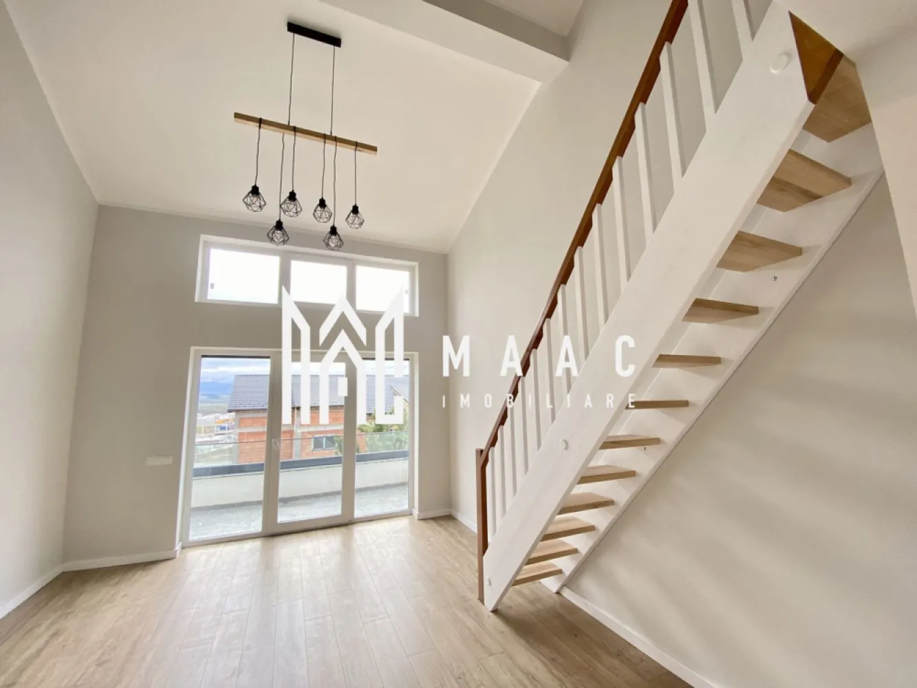 Penthouse I 4 Camere I INTABULAT I 0% Comision - MAAC Imobiliare vă propune spre vânzare un Penthouse cu 4 camere - INTABULAT finisaje la cheie ! Gata de predare oricand. 0% Comision. Modalități de plată flexibile: Îți oferim posibilitatea de a alege între sursele tale proprii de finanțare sau opțiuni de credit ipotecar, fără să afecteze prețul final. Avantajele acestui apartament: Bucatarie separata Încălzire în pardoseală Balcon cu orientare sudică Loc de parcare inclus Izolare eficientă cu vată bazaltică Balconul și casa scării finisate la cheie, cu granit și sticlă securizată Design arhitectural distinctiv, cu elemente din larice siberian și piatră naturală Ocupare teritorială redusă, cu 25% din suprafață și 45% spații verzi Zonă cu vegetație bogată, 4 locuri de joacă pentru copii și un teren de fotbal Loc de parcare: Un loc de parcare este inclus în prețul acestui apartament. Distante: La doar 4 minute de zona Industrială Vest, 4 minute de Metro și 15 minute de centrul istoric al Sibiului. Pentru mai multe detalii precizati telefonic ca ati vazut anuntul cu ID: CP2049995 }}