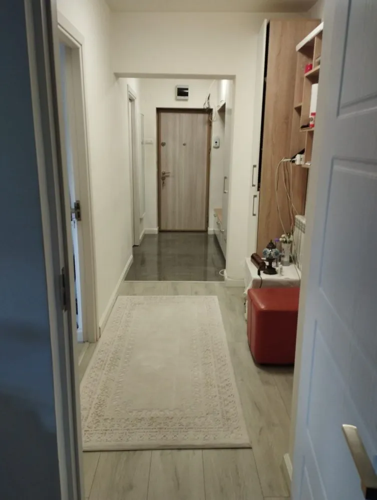 brasadas.com vinde ap. cu 4 camere DECOMANDATE Păcurari. - Agenția BRASADAS vinde apartament cu patru camere DECOMANDATE, vis a vis de Kaufland la etajul 1/6, cu orientare dubla pe bulevardul Păcurari, cu uprafata utila de 103,4 mp. 

Apartamentul a fost construit in 1988si este situat la bulevardul principal. Se pretează excelent pentru profesii liberale, cabinet de avocatură, cabinete medicale, cabinet de psihologie. 

Apartamentul este prevăzut cu 2 balcoane închise cu termopan,boxe,2 bai(1 cu dus și 1 cu cada).
Apartamentul este renovat total în 2020, de la placa, pereți, instalație electrică totala, instalațiile sanitare, țevile de trecere de la gheu (bucătărie și băi) sunt înlocuite în totalitate.

Apartamentul se vinde complet mobilat și utilat în 2020 -2021.

Dotările apartamentului sunt:
-gresia, faianța, granit în hol, ușilede înaltă calitate.
-instalatii sanitare Grohe.
-mobilier Mobexpert,Ambianta,saltelele pentru paturi din Italia.
-iluminatul casei este cu led ,cu telecomanda .
-apartamentul este dotat cu 4 bucăți aer condiționat cu wireless Tesla și Beko.
-sticla securizata la cabina de dus,executată pe comanda.
-mobilierul din bucătărie ,hol,dresing este executat pe comanda.
-tamplariile la geamuri și balcoane sunt termopan.
 -suprafata 103.27 m
-centrala termica în garanție,in condensare, Ariston One CondensingTECH

Compartimentarea:
1 hol foarte generos
1 bucătărie mare având 11,04 m
1 debara mare având rafturi executate pe comanda.
3 Dormitoare 
1 Living
2 boxe
2 balcoane închise.

Pentru mai multe oferte accesați www.brasadas.com