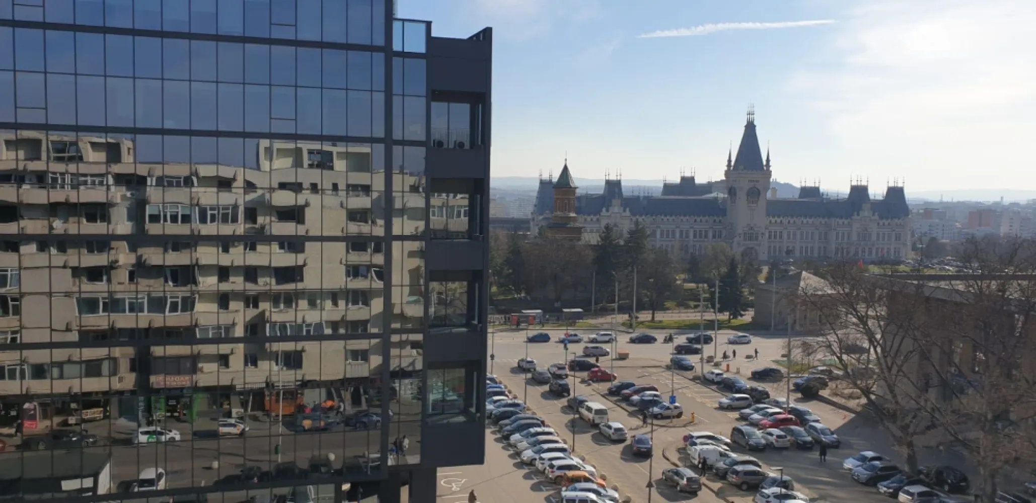 Apartament premium, Centru, Moldova Center, Palas Mall, Palat - Se vinde apartament premium in Iasi, Centru, zona blazon, km0, deschidere panoramica spre Sud, istoric complet, structura vizibila, bloc pentru elita anilor 80. Vedere spre Palatul Culturii la sud si Trei Ierarhi la vest. Apartament foarte bun, ce se tranzactioneaza la raritate si nu la metru patrat; // pentru informare are suprafata totala de 85,9 mp (3 camere modificat) si pretul de vanzare este acord cu piata imobiliara. Discutiile despre tranzactionare se fac la fata locului / forma de plata si timpul de tranzactie reprezinta atuuri definitive / se prefera plata foarte rapida si in cash. // Detalii tehnice, argumente si programari la telefonul afisat.