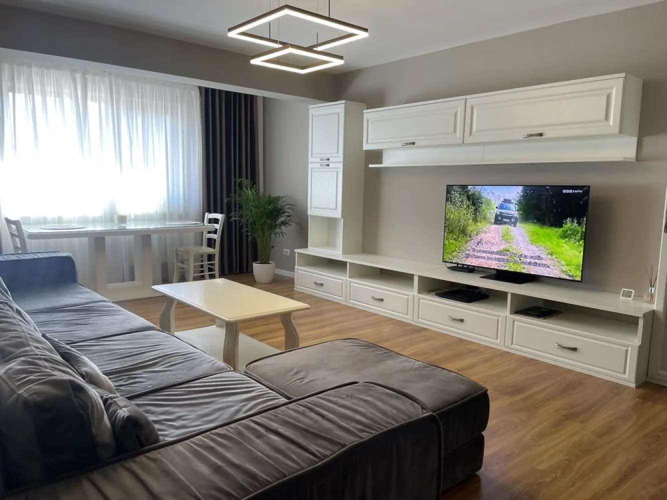 Penthouse Soseaua Nicolina CUG 130m2 bloc nou Mobilat Utilat Lux - sunt proprietar 
ap 3 camere tip Penthouse zona Nicolina-CUG 
suprafata utila: aprox 130m2 (foarte spatios) 
etaj intermediar
bloc nou finalizat 2014
constructie pe cadre compatimentari din caramida izolatie exterioara de 15cm
finisaje premium
multe spatii de depozitare: 4 dresinguri dormitorul matrimonial are baie,dresing, birou dormitor cu balcon spatios inchis si uscator living foarte spatios 33 mp bucatarie separata
baie mare cu cada jacuzzi (ambele bai au cada si geam) hol mare cu camera dressing separata
3 aparate aer conditionat 24000btu gresie, faianta, parchet import Italia usi din lemn masiv inclusiv la dresinguri 
blocul este pozitionat langa bulevard Statia de tramvai/ autobuz la 100m acces direct spre zonele centrale
apartmentul se vinde complet utilat si mobilat 
(tv, masina spalat, masina vase, frigider, etc) 
pot oferi mai multe poze la cerere