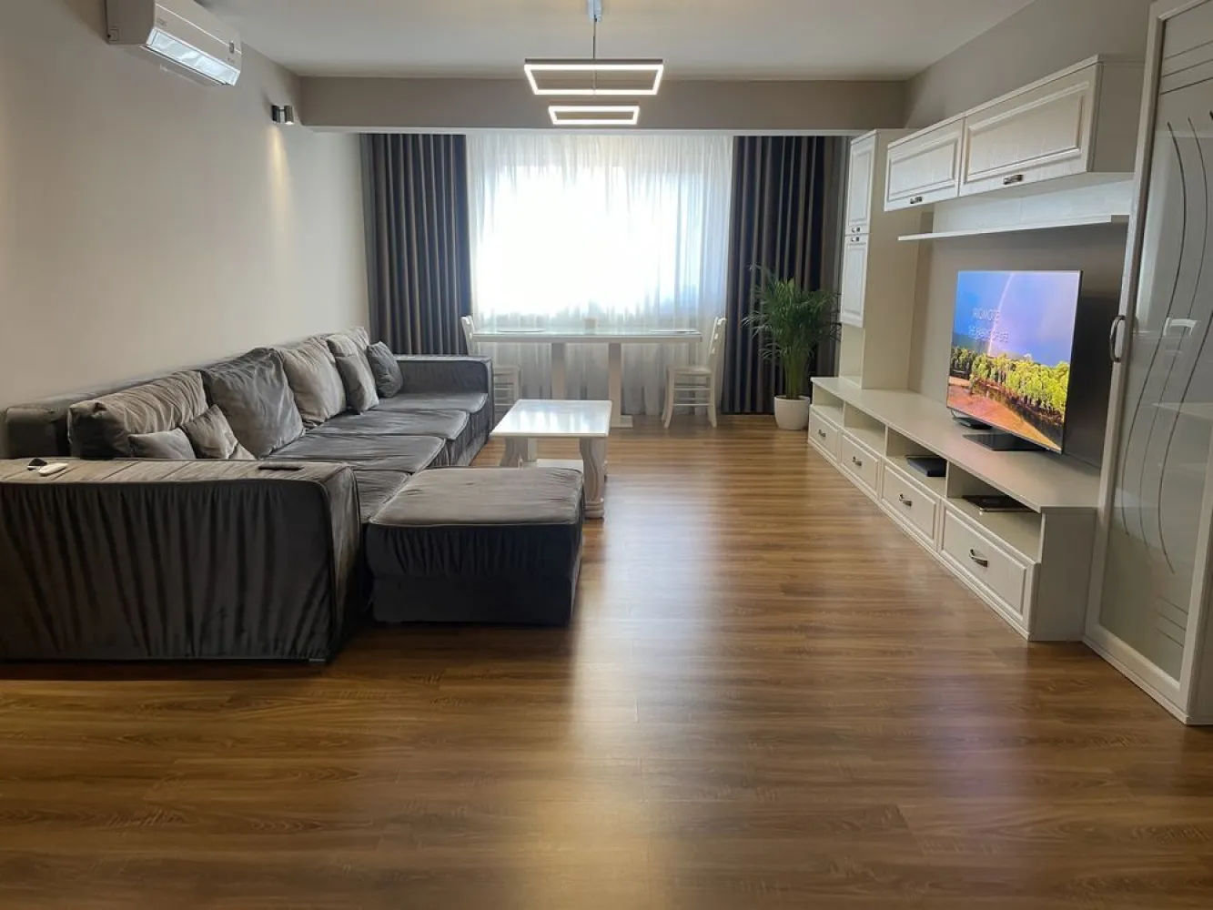 Penthouse Soseaua Nicolina CUG 130m2 bloc nou Mobilat Utilat Lux - sunt proprietar 
ap 3 camere tip Penthouse zona Nicolina-CUG 
suprafata utila: aprox 130m2 (foarte spatios) 
etaj intermediar
bloc nou finalizat 2014
constructie pe cadre compatimentari din caramida izolatie exterioara de 15cm
finisaje premium
multe spatii de depozitare: 4 dresinguri dormitorul matrimonial are baie,dresing, birou dormitor cu balcon spatios inchis si uscator living foarte spatios 33 mp bucatarie separata
baie mare cu cada jacuzzi (ambele bai au cada si geam) hol mare cu camera dressing separata
3 aparate aer conditionat 24000btu gresie, faianta, parchet import Italia usi din lemn masiv inclusiv la dresinguri 
blocul este pozitionat langa bulevard Statia de tramvai/ autobuz la 100m acces direct spre zonele centrale
apartmentul se vinde complet utilat si mobilat 
(tv, masina spalat, masina vase, frigider, etc) 
pot oferi mai multe poze la cerere