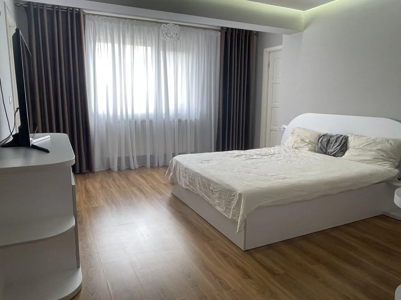 Penthouse Soseaua Nicolina CUG 130m2 bloc nou Mobilat Utilat Lux - sunt proprietar 
ap 3 camere tip Penthouse zona Nicolina-CUG 
suprafata utila: aprox 130m2 (foarte spatios) 
etaj intermediar
bloc nou finalizat 2014
constructie pe cadre compatimentari din caramida izolatie exterioara de 15cm
finisaje premium
multe spatii de depozitare: 4 dresinguri dormitorul matrimonial are baie,dresing, birou dormitor cu balcon spatios inchis si uscator living foarte spatios 33 mp bucatarie separata
baie mare cu cada jacuzzi (ambele bai au cada si geam) hol mare cu camera dressing separata
3 aparate aer conditionat 24000btu gresie, faianta, parchet import Italia usi din lemn masiv inclusiv la dresinguri 
blocul este pozitionat langa bulevard Statia de tramvai/ autobuz la 100m acces direct spre zonele centrale
apartmentul se vinde complet utilat si mobilat 
(tv, masina spalat, masina vase, frigider, etc) 
pot oferi mai multe poze la cerere
