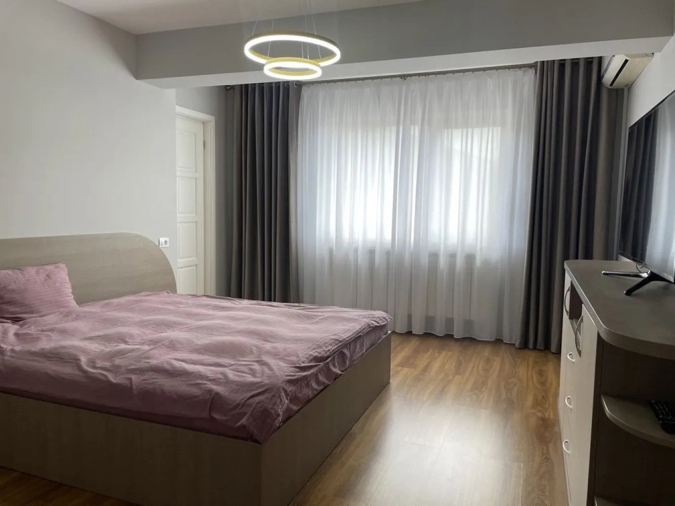 Penthouse Soseaua Nicolina CUG 130m2 bloc nou Mobilat Utilat Lux - sunt proprietar 
ap 3 camere tip Penthouse zona Nicolina-CUG 
suprafata utila: aprox 130m2 (foarte spatios) 
etaj intermediar
bloc nou finalizat 2014
constructie pe cadre compatimentari din caramida izolatie exterioara de 15cm
finisaje premium
multe spatii de depozitare: 4 dresinguri dormitorul matrimonial are baie,dresing, birou dormitor cu balcon spatios inchis si uscator living foarte spatios 33 mp bucatarie separata
baie mare cu cada jacuzzi (ambele bai au cada si geam) hol mare cu camera dressing separata
3 aparate aer conditionat 24000btu gresie, faianta, parchet import Italia usi din lemn masiv inclusiv la dresinguri 
blocul este pozitionat langa bulevard Statia de tramvai/ autobuz la 100m acces direct spre zonele centrale
apartmentul se vinde complet utilat si mobilat 
(tv, masina spalat, masina vase, frigider, etc) 
pot oferi mai multe poze la cerere