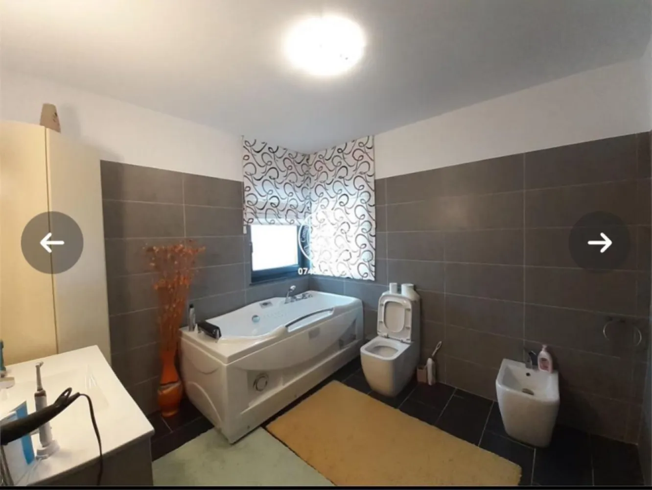 Vand Vila Valea Lupului.1100mp - Pf.vand/ schimb , casa constructie 2015,finalizata in 2016,situata pe strada Traian Vuia, 100 metri
pana in Tudor Vianu, strada asfaltata,suprafata utila 188 mp, construiti 224, este compusa la etaj, 3 dormitoare, dressing,baie,balcon, la parter, living+dining, birou,baie, camera tehnica, terasa, garaj, foisor 9x4 cu beci...Ca si structura caramida ,placa beton etaj+acoperis, fara pod.car pod pentru cea de a doua masina, sistem supraveghere video+alarma, porti automate, panouri fotovoltaice 8,8 kw, boiler electric, centrala gaz+electric, aer conditionat.Casa se vinde cu o suprafata de teren de 1100mp+cota de drum.Casa se afla pe strada Traian Vuia, Valea Lupului. .tel.07******79.