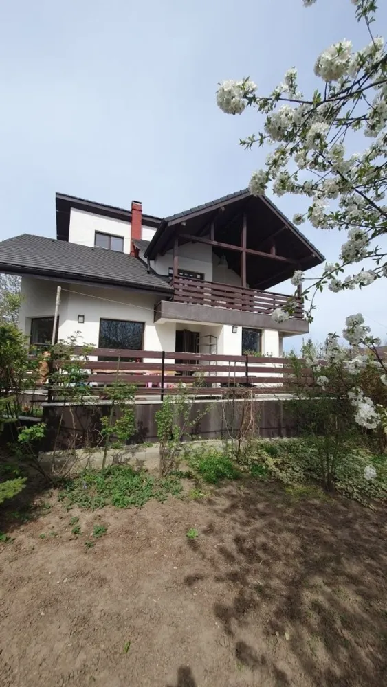 Vila 412 mp Galata, 1201 mp curte, direct proprietar - Vilă de vânzare în zona Galata în zona rezidențială, aproape de pădure. Terenul are o suprafață de 1201 mp și este amplasat la intersecție, având acces auto din două străzi, fiind dotat cu toate utilitățile. Vila D+P+E+M are 7 camere, 4 băi, 3 holuri și 2 bucătării, 1 balcon, 2 terase, 1 garaj. Anul punerii în funcțiune este 2019. 

Repartizarea camerelor:

DEMISOL: 2 camere, baie, hol, spațiu depozitare, beci, bucatarie nemobilata, acces direct din curte și acces din holul casei

PARTER: hol, living pe 2 nivele cu șemineu, bucătărie mobilata, loc de luat masa, dormitor, baie, terasă

ETAJ: dressing, baie, 2 dormitoare, hol gol peste living,1 balcon, o terasa si acces interior/exterior spre mansardă

MANSARDĂ: hol, 1 dormitor, baie, spațiu de depozitare

Casa are amprenta la sol de 125 mp și o suprafață totală desfășurată de 412 mp si 293 mp utili.

Construcția este solidă, cu structură din beton și zidărie de cărămidă, având pereții exteriori termoizolați cu polistiren de 10 cm, șarpantă din lemn izolata, învelitoare din țiglă, finisaje superioare: încălzire în pardoseală și gresie care imită parchetul la parter și nivelele superioare, parchet la demisol, tâmplărie PVC cu geam termopan la exterior și lemn masiv la interior, faianță și gresie în băi, 2 centrale termice proprii, instalații sanitare și de încălzire dotate cu distribuitoare pe fiecare nivel și cu termostate în fiecare cameră.

Pe teren sunt amplasați pomi fructiferi, brazi, o grădină cu flori și sunt amenajate 2 accese auto și 3 accese pietonale și pavaje din beton.

Împrejmuirea este realizată din stâlpi de beton cu panouri de fier, având două porți metalice de acces spre străzile la care are front stradal.