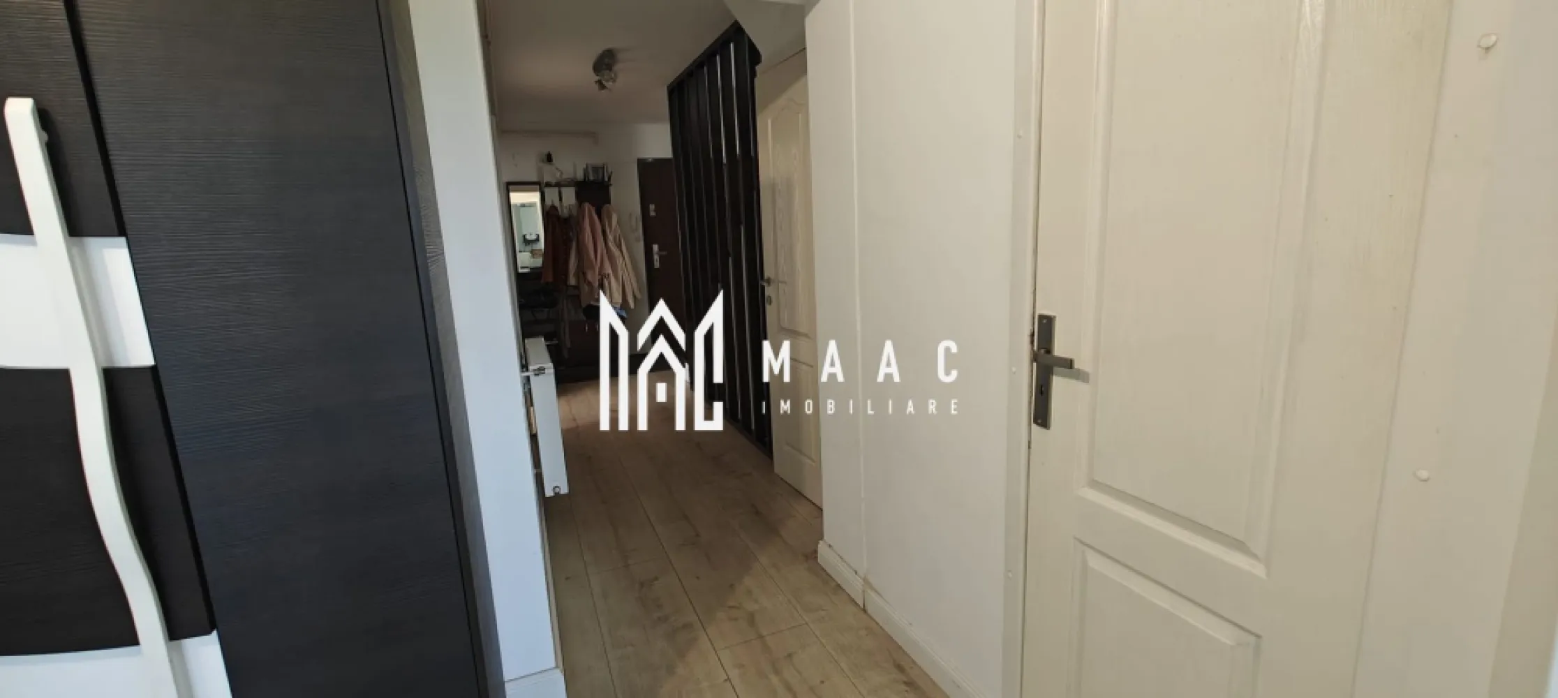Apartament 4 camere | Etaj 3 | 98 MPU | Balcon | V. Aurie - MAAC Imobiliare vă propune spre vânzare un apartament spațios cu 4 camere, situat în zona Tilisca . Această proprietate este ideală pentru o familie care caută un spațiu generos, compartimentare practică și acces rapid către punctele de interes ale orașului. Caracteristici principale: Suprafață utilă: 98 mp Compartimentare decomandată: Parter: living, dormitor, bucătărie închisă, cămară, debara, baie, hol, casa scării Etaj: 2 dormitoare, hol, baie 2 balcoane 2 băi Loc de parcare privat Pivniță Dotări și facilități: Posibilitate de predare mobilat și utilat sau nemobilat, în funcție de preferința cumpărătorului Localizare: Situat pe strada Islazului, la doar 7 minute de mers pe jos de Piața Sadu, într-o zonă liniștită și bine cotată din cartierul Ștrand, cu acces facil la transport public, magazine, școli și spații verzi. Pentru mai multe detalii sau programarea unei vizionări, precizați telefonic că ați văzut anunțul cu ID: CP2533268 }}