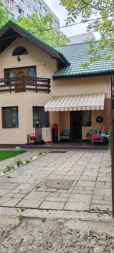Vind casa in Iași, cartier Tatarasi constructie 2010. - Vind casă în Iași, cartier Tatarasi/centru constructie 2010 din cărămidă, izolată termic, dispusă pe trei nivele :demisol, parter mansarda, cu finisaje si dotări de calitate. Imobilul are o suprafață de 203 mp și este compus din trei dormitoare parțial mobilate, doua băi, living, birou, bucătărie complet mobilata și utilata. Totul pe un teren de 426mp cu o deschidere la stradă de 18ml, singur in curte. 
Proprietatea dispune de absolut toate utilitățile, accesul pe aceasta fiind asigurat cu porți telecomandate, video interfon. Curtea este amenajata cu instalație de irigat gazonul, foișor, bucătărie de vara, grătar /afumatoare cu sursă de apă și curent electric. 
Totul se vinde la prețul de 550.000 euro negociabil.