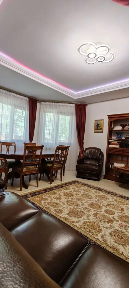 Vind casa in Iași, cartier Tatarasi constructie 2010. - Vind casă în Iași, cartier Tatarasi/centru constructie 2010 din cărămidă, izolată termic, dispusă pe trei nivele :demisol, parter mansarda, cu finisaje si dotări de calitate. Imobilul are o suprafață de 203 mp și este compus din trei dormitoare parțial mobilate, doua băi, living, birou, bucătărie complet mobilata și utilata. Totul pe un teren de 426mp cu o deschidere la stradă de 18ml, singur in curte. 
Proprietatea dispune de absolut toate utilitățile, accesul pe aceasta fiind asigurat cu porți telecomandate, video interfon. Curtea este amenajata cu instalație de irigat gazonul, foișor, bucătărie de vara, grătar /afumatoare cu sursă de apă și curent electric. 
Totul se vinde la prețul de 550.000 euro negociabil.