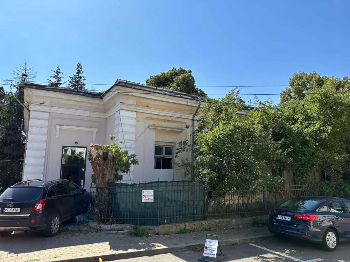 Persoana fizica !! vand casa Centru !! 1160 Mp !! rate !! - Persoana fizica !! vand casa Centru !! 1160 Mp !! se poate plati si in rate !! Casa se afla pe Lascar Catargi vizavi de Oscar, accept schimb.