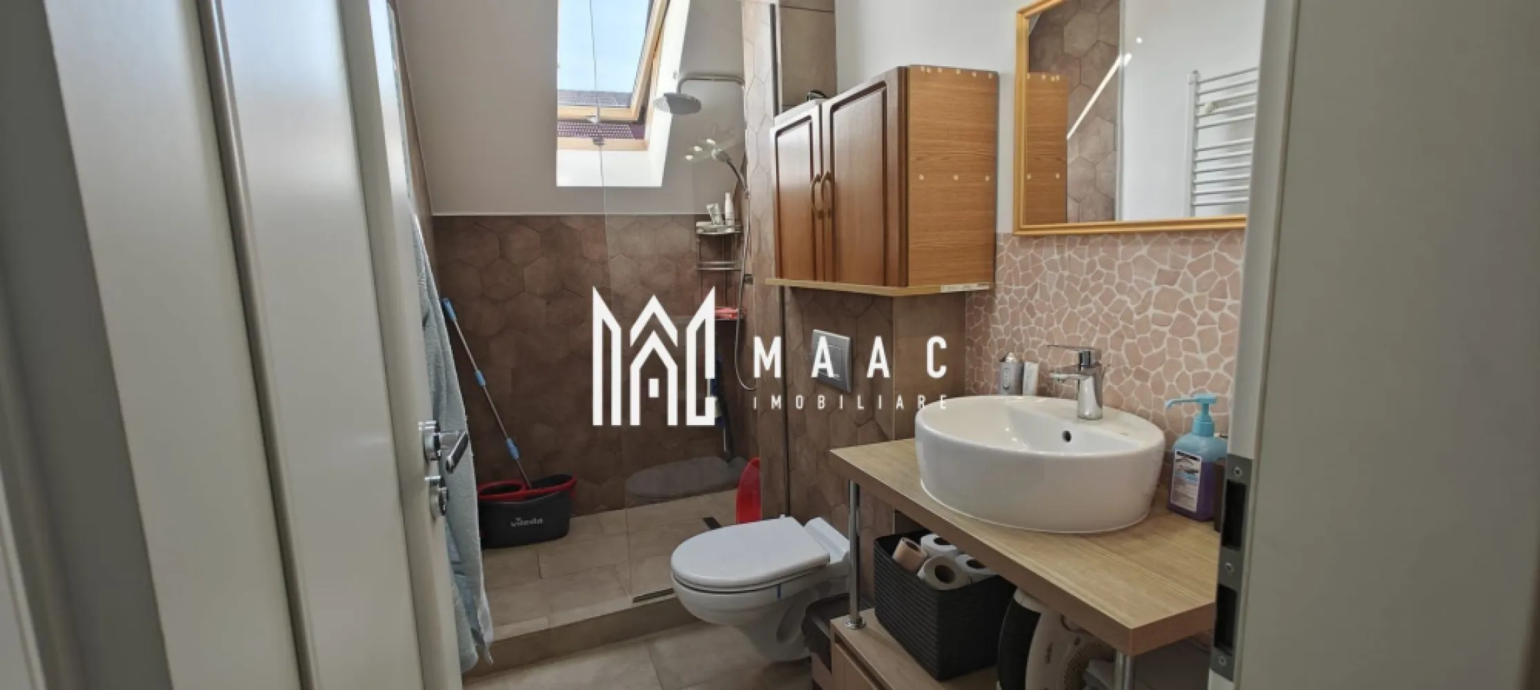 Apartament 4 camere | Etaj 3 | 98 MPU | Balcon | V. Aurie - MAAC Imobiliare vă propune spre vânzare un apartament spațios cu 4 camere, situat în zona Tilisca . Această proprietate este ideală pentru o familie care caută un spațiu generos, compartimentare practică și acces rapid către punctele de interes ale orașului. Caracteristici principale: Suprafață utilă: 98 mp Compartimentare decomandată: Parter: living, dormitor, bucătărie închisă, cămară, debara, baie, hol, casa scării Etaj: 2 dormitoare, hol, baie 2 balcoane 2 băi Loc de parcare privat Pivniță Dotări și facilități: Posibilitate de predare mobilat și utilat sau nemobilat, în funcție de preferința cumpărătorului Localizare: Situat pe strada Islazului, la doar 7 minute de mers pe jos de Piața Sadu, într-o zonă liniștită și bine cotată din cartierul Ștrand, cu acces facil la transport public, magazine, școli și spații verzi. Pentru mai multe detalii sau programarea unei vizionări, precizați telefonic că ați văzut anunțul cu ID: CP2533268 }}