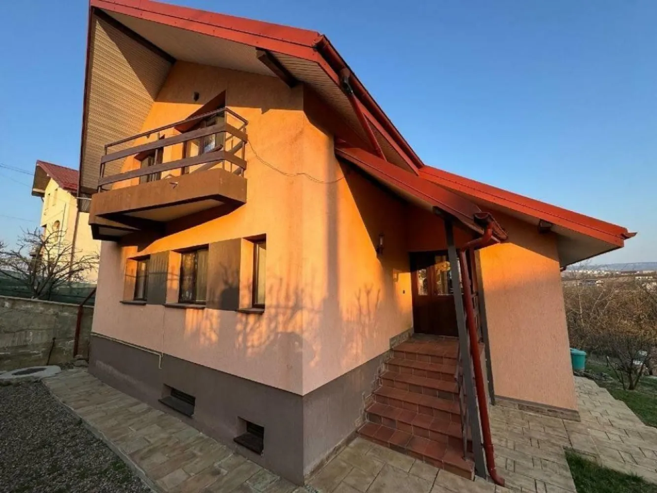 Hlincea, str.Mănăstirii, CIUREA, Iaşi + 1.700 mp teren şi Vilă (D+P+M) - imobile din Hlincea, strada Mănăstirii, Ciurea, Iaşi - 1.700 mp teren şi Vilă (D+P+M) - 117 mp suprafaţă construită şi 332 mp suprafaţă utilă totală

- Suprafaţă de 1.700 metri pătraţi intravilan satul Hlincea, comuna Ciurea, judeţul Iaşi.

- Construcţia C1 - locuinţă construită în regim de Demisol+Parter+Mansardă, cu o suprafaţă construită la sol de 117 metri pătraţi şi o suprafaţă utilă totală de 332 de metri pătraţi

La demisol, formată dintr-un dormitor, două locuri autoturisme, cameră tehnică centrală, cameră tehnică pentru sistem de ventilaţie, scări interioare către parter.

La parter, formată dintr-un vestibul (cu intrare din exteriorul casei şi acces la terasa de la parter, dintr-un openspace format din spaţiu pentru bucătărie şi living, un dormitor cu dressing şi o baie

La mansardă, cu acces de pe scările exterioare, un living şi două dormitoare, cu baie