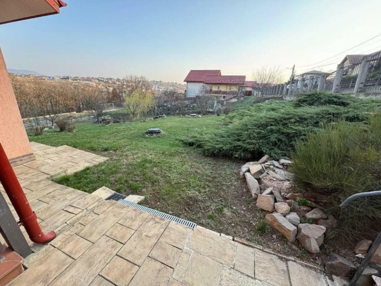 Hlincea, str.Mănăstirii, CIUREA, Iaşi + 1.700 mp teren şi Vilă (D+P+M) - imobile din Hlincea, strada Mănăstirii, Ciurea, Iaşi - 1.700 mp teren şi Vilă (D+P+M) - 117 mp suprafaţă construită şi 332 mp suprafaţă utilă totală

- Suprafaţă de 1.700 metri pătraţi intravilan satul Hlincea, comuna Ciurea, judeţul Iaşi.

- Construcţia C1 - locuinţă construită în regim de Demisol+Parter+Mansardă, cu o suprafaţă construită la sol de 117 metri pătraţi şi o suprafaţă utilă totală de 332 de metri pătraţi

La demisol, formată dintr-un dormitor, două locuri autoturisme, cameră tehnică centrală, cameră tehnică pentru sistem de ventilaţie, scări interioare către parter.

La parter, formată dintr-un vestibul (cu intrare din exteriorul casei şi acces la terasa de la parter, dintr-un openspace format din spaţiu pentru bucătărie şi living, un dormitor cu dressing şi o baie

La mansardă, cu acces de pe scările exterioare, un living şi două dormitoare, cu baie