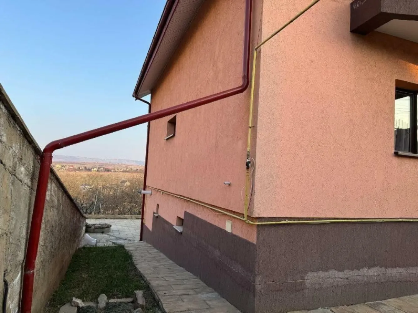 Hlincea, str.Mănăstirii, CIUREA, Iaşi + 1.700 mp teren şi Vilă (D+P+M) - imobile din Hlincea, strada Mănăstirii, Ciurea, Iaşi - 1.700 mp teren şi Vilă (D+P+M) - 117 mp suprafaţă construită şi 332 mp suprafaţă utilă totală

- Suprafaţă de 1.700 metri pătraţi intravilan satul Hlincea, comuna Ciurea, judeţul Iaşi.

- Construcţia C1 - locuinţă construită în regim de Demisol+Parter+Mansardă, cu o suprafaţă construită la sol de 117 metri pătraţi şi o suprafaţă utilă totală de 332 de metri pătraţi

La demisol, formată dintr-un dormitor, două locuri autoturisme, cameră tehnică centrală, cameră tehnică pentru sistem de ventilaţie, scări interioare către parter.

La parter, formată dintr-un vestibul (cu intrare din exteriorul casei şi acces la terasa de la parter, dintr-un openspace format din spaţiu pentru bucătărie şi living, un dormitor cu dressing şi o baie

La mansardă, cu acces de pe scările exterioare, un living şi două dormitoare, cu baie