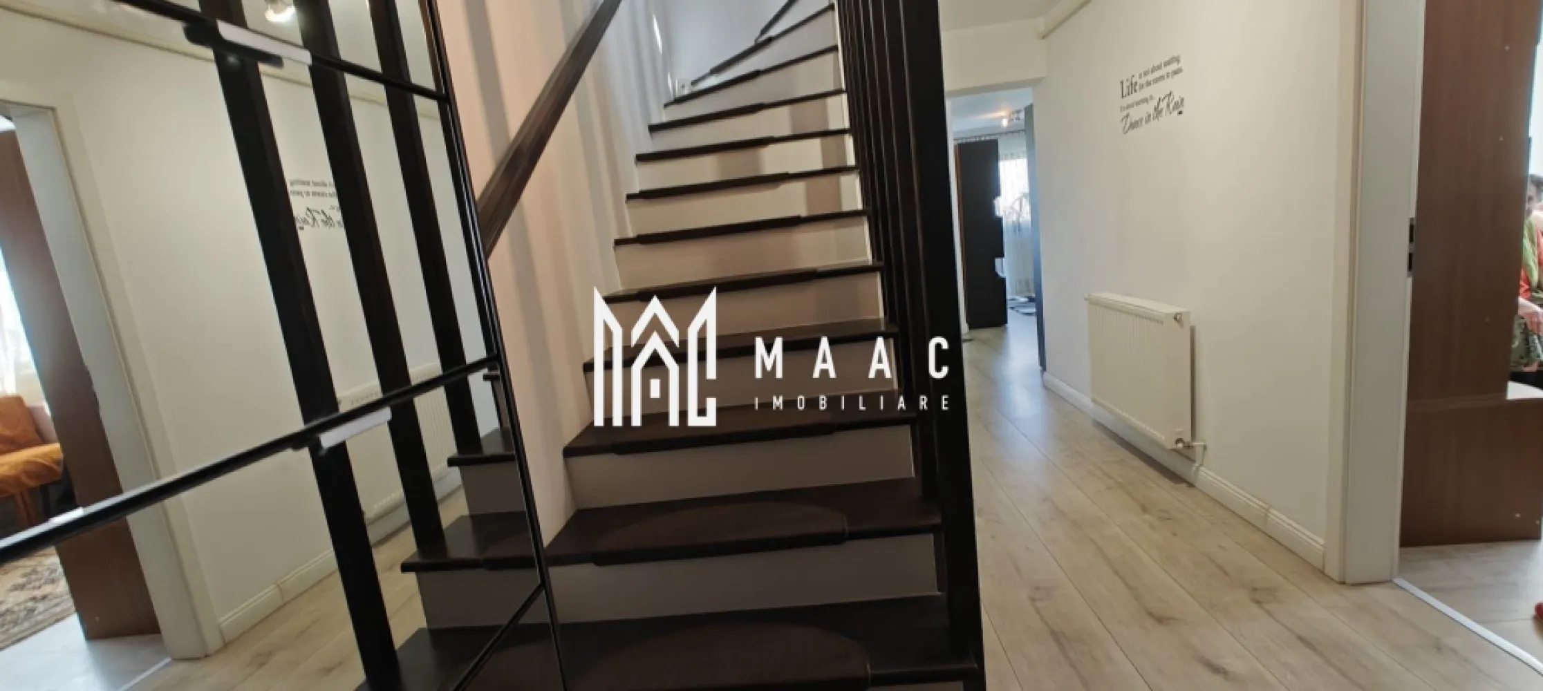 Apartament 4 camere | Etaj 3 | 98 MPU | Balcon | V. Aurie - MAAC Imobiliare vă propune spre vânzare un apartament spațios cu 4 camere, situat în zona Tilisca . Această proprietate este ideală pentru o familie care caută un spațiu generos, compartimentare practică și acces rapid către punctele de interes ale orașului. Caracteristici principale: Suprafață utilă: 98 mp Compartimentare decomandată: Parter: living, dormitor, bucătărie închisă, cămară, debara, baie, hol, casa scării Etaj: 2 dormitoare, hol, baie 2 balcoane 2 băi Loc de parcare privat Pivniță Dotări și facilități: Posibilitate de predare mobilat și utilat sau nemobilat, în funcție de preferința cumpărătorului Localizare: Situat pe strada Islazului, la doar 7 minute de mers pe jos de Piața Sadu, într-o zonă liniștită și bine cotată din cartierul Ștrand, cu acces facil la transport public, magazine, școli și spații verzi. Pentru mai multe detalii sau programarea unei vizionări, precizați telefonic că ați văzut anunțul cu ID: CP2533268 }}