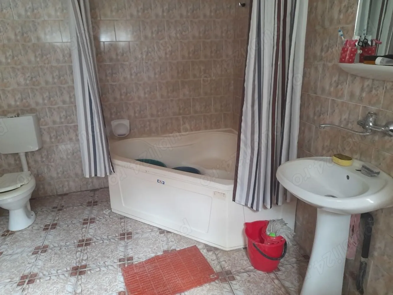 BRASADAS vinde casa cu 4 cam in zonă Closca - Agenția imobiliara BRASADAS vinde casa spațioasă situată în zona CLOSCA. 
Suprafață teren 852 mp. front stradala 17,80 m suprafață construită la sol 240 m plus demisol 18 m. 
Este compartimentata eficient, suprafețe mari decomandate cu 2 bai si bucătărie. 
Imobilul este dotat cu utilitățile necesare pentru o bună utilizare ,curent 380v, apa canal,încălzire centrală pe gaz. Imobilu se pretează atât pentru locuit cât pentru diverse activități comerciale.