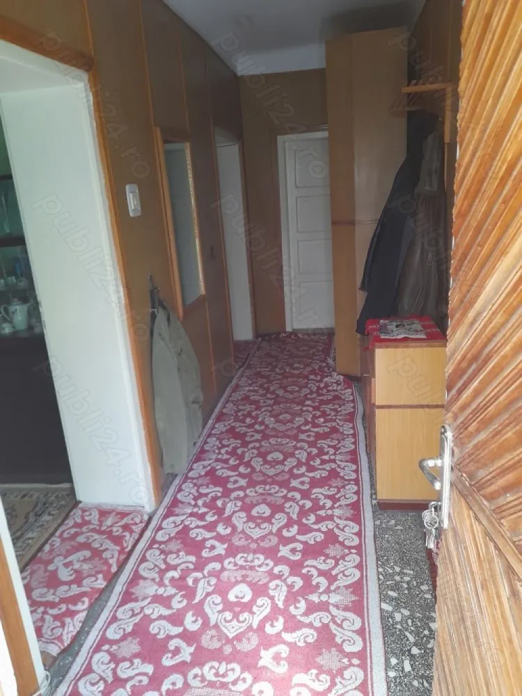 BRASADAS vinde casa cu 4 cam in zonă Closca - Agenția imobiliara BRASADAS vinde casa spațioasă situată în zona CLOSCA. 
Suprafață teren 852 mp. front stradala 17,80 m suprafață construită la sol 240 m plus demisol 18 m. 
Este compartimentata eficient, suprafețe mari decomandate cu 2 bai si bucătărie. 
Imobilul este dotat cu utilitățile necesare pentru o bună utilizare ,curent 380v, apa canal,încălzire centrală pe gaz. Imobilu se pretează atât pentru locuit cât pentru diverse activități comerciale.