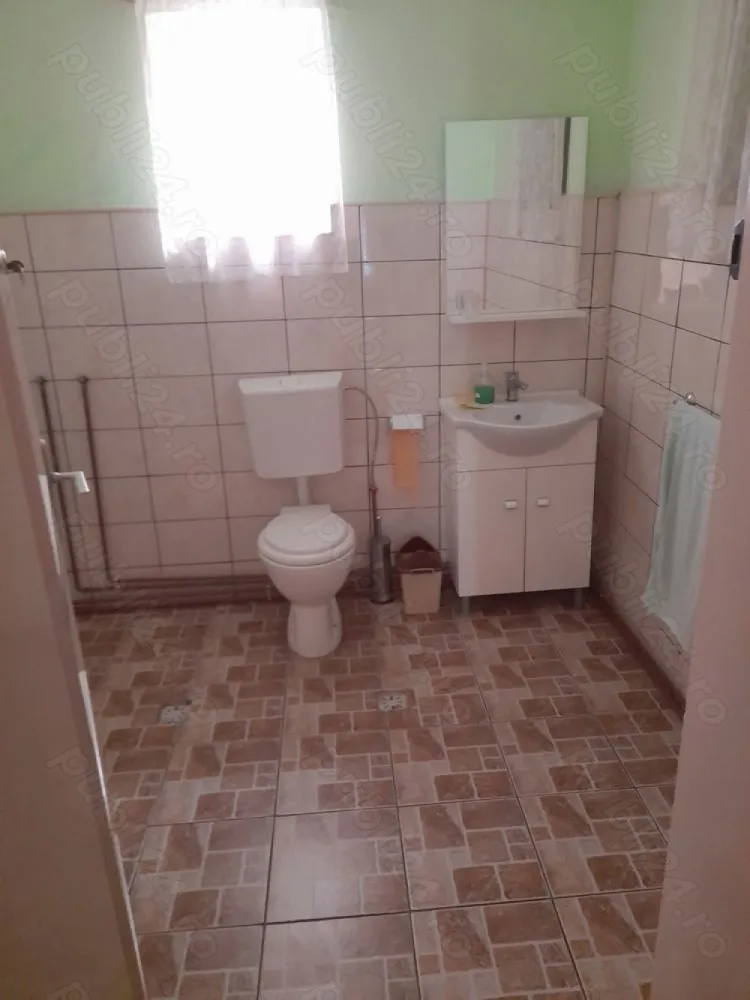 BRASADAS vinde casa cu 4 cam in zonă Closca - Agenția imobiliara BRASADAS vinde casa spațioasă situată în zona CLOSCA. 
Suprafață teren 852 mp. front stradala 17,80 m suprafață construită la sol 240 m plus demisol 18 m. 
Este compartimentata eficient, suprafețe mari decomandate cu 2 bai si bucătărie. 
Imobilul este dotat cu utilitățile necesare pentru o bună utilizare ,curent 380v, apa canal,încălzire centrală pe gaz. Imobilu se pretează atât pentru locuit cât pentru diverse activități comerciale.