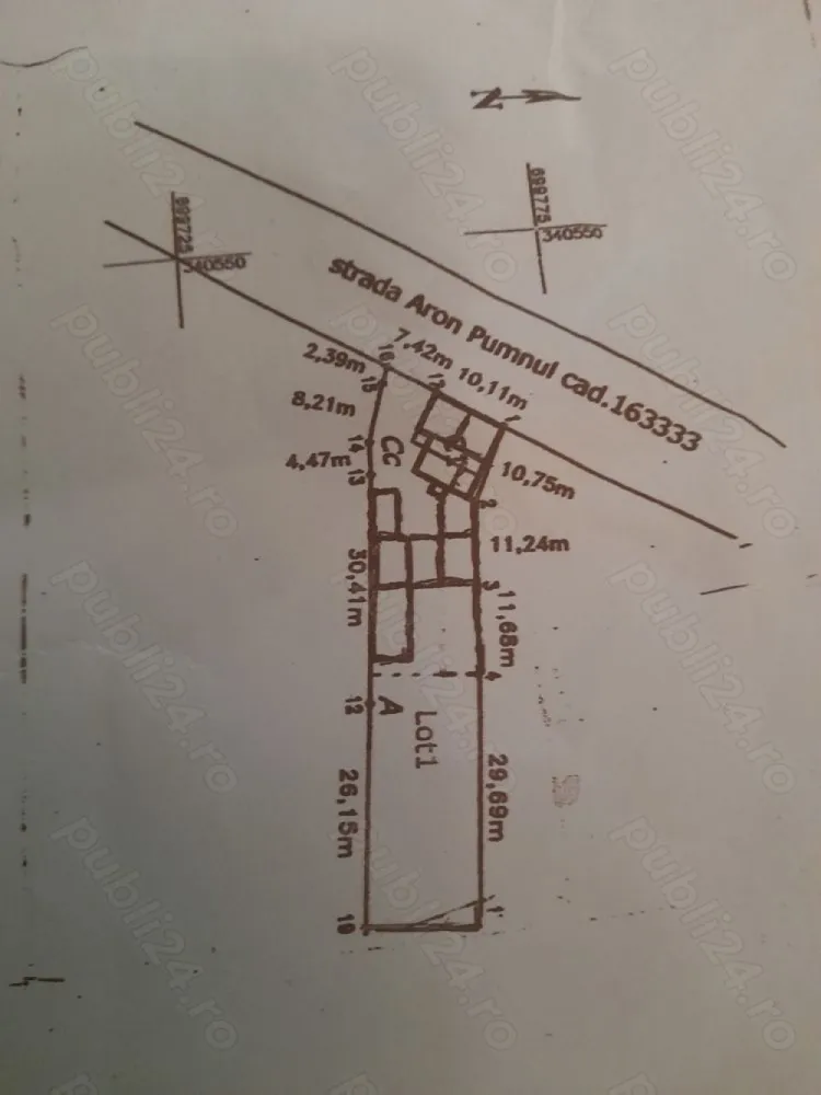 BRASADAS vinde casa cu 4 cam in zonă Closca - Agenția imobiliara BRASADAS vinde casa spațioasă situată în zona CLOSCA. 
Suprafață teren 852 mp. front stradala 17,80 m suprafață construită la sol 240 m plus demisol 18 m. 
Este compartimentata eficient, suprafețe mari decomandate cu 2 bai si bucătărie. 
Imobilul este dotat cu utilitățile necesare pentru o bună utilizare ,curent 380v, apa canal,încălzire centrală pe gaz. Imobilu se pretează atât pentru locuit cât pentru diverse activități comerciale.