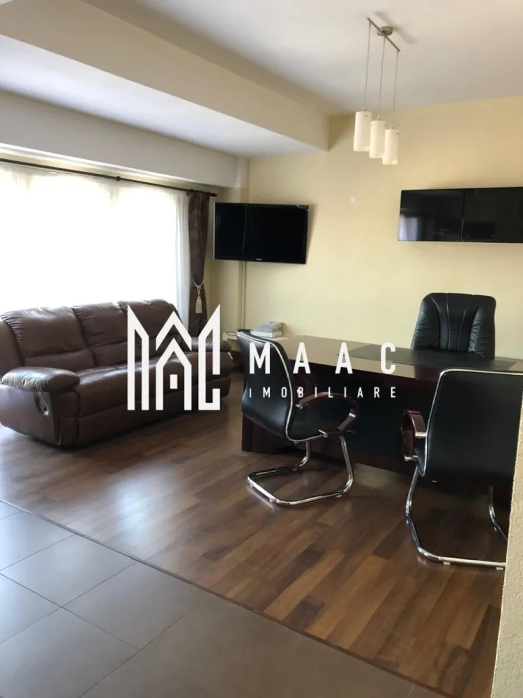 Apartament 3 camere | Decomandat | Etaj 3 | Calea Dumbravii - MAAC Imobiliare propune spre vânzare un apartament spațios cu 3 camere, situat într-o zonă foarte căutată – Calea Dumbrăvii, Sibiu. Apartamentul este decomandat și are o suprafață utilă de 90 mp, la care se adaugă două terase însumând 18.34 mp. Este amplasat la etajul 3 al unui imobil cu 4 niveluri, construit în anul 2009, într-un bloc solid și bine întreținut. Compartimentarea este practică și modernă: living cu bucătărie open space, 2 dormitoare, 2 băi, hol generos, 2 terase. Proprietatea se vinde complet mobilată și utilată, exact cum se prezintă în fotografii, fiind ideală atât pentru locuință personală cât și pentru investiție. În preț este inclus un loc de parcare în parcarea subterană a imobilului. Pentru mai multe informații sau programarea unei vizionări, nu ezitați să ne contactați. ID: CP2531974 }}
