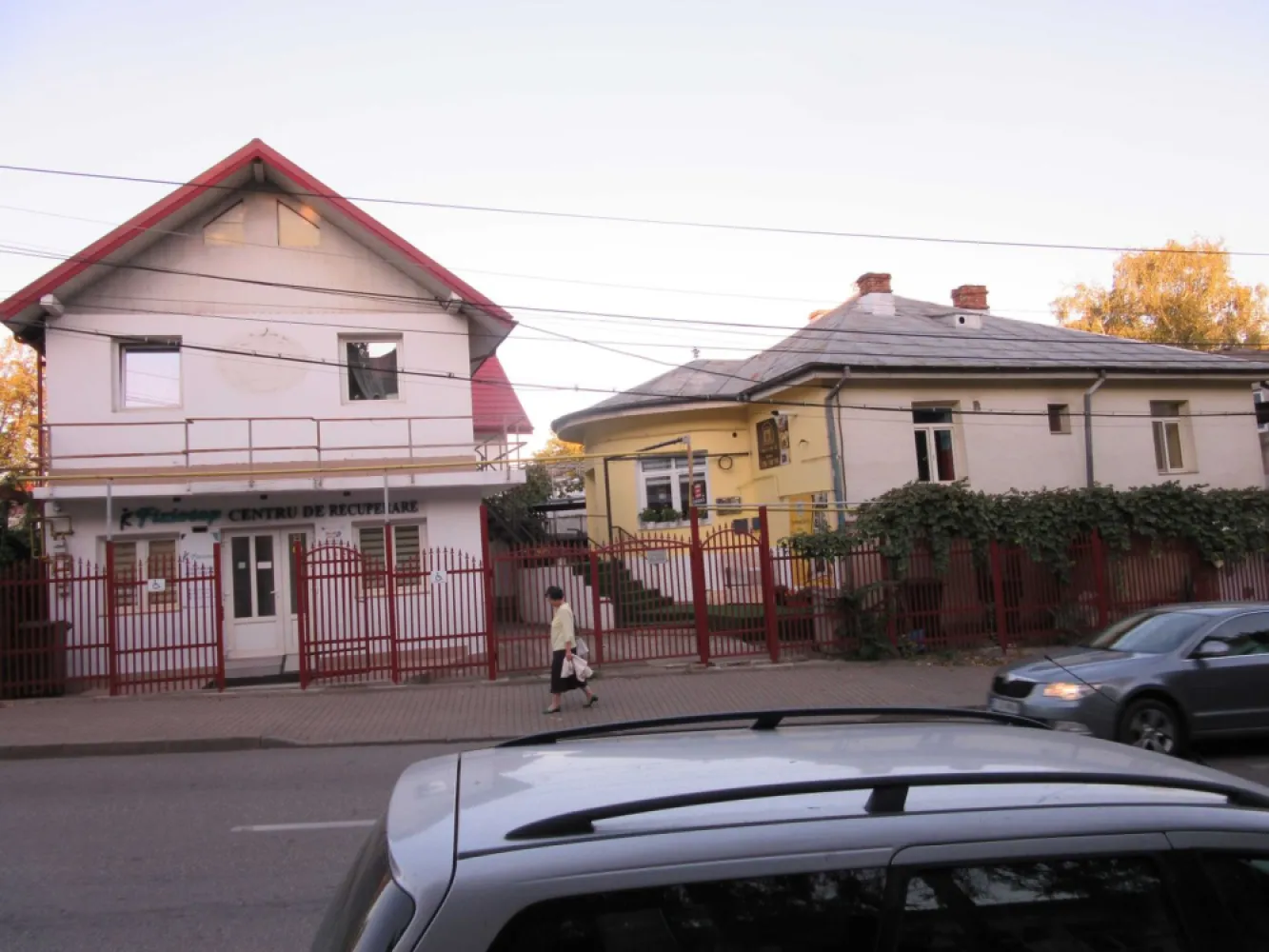 Casa situata in centru, in fata Lic. Economic nr. 1 - Propietate compusa din trei case (poza 5). Cladirea C1 intabulata ca spatiu comercial momentan inchiriata se poate prelua contractele...Cladirea C2 intabulata ca spatiu comercial. 
Cladirea C3 intabulata ca spatiu comercial cu o terasa de 120mp cu posibilitate de construire un etaj.Deschidere la str Sararie plan principal 30 m