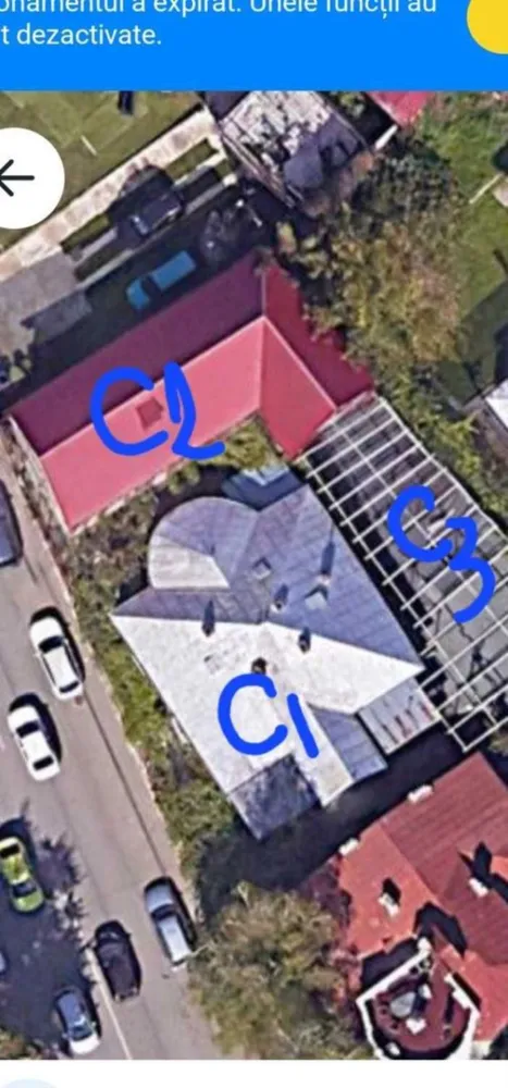 Casa situata in centru, in fata Lic. Economic nr. 1 - Propietate compusa din trei case (poza 5). Cladirea C1 intabulata ca spatiu comercial momentan inchiriata se poate prelua contractele...Cladirea C2 intabulata ca spatiu comercial. 
Cladirea C3 intabulata ca spatiu comercial cu o terasa de 120mp cu posibilitate de construire un etaj.Deschidere la str Sararie plan principal 30 m