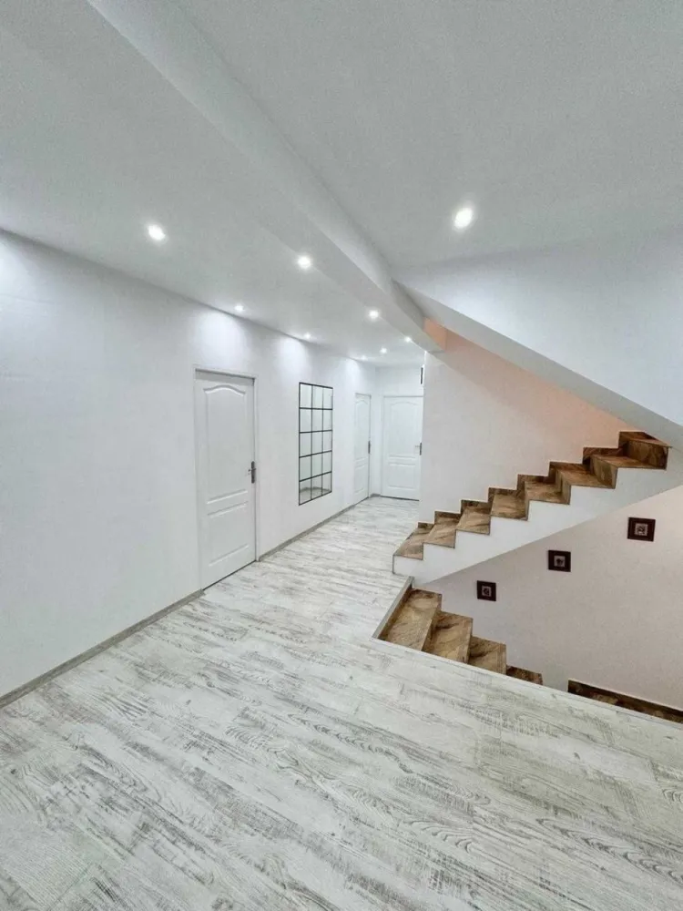 Vand vila Breazu,persoana fizica - Vand casa P+1E+M cu suprafata utila de 308,52mp, compusa din parter:garaj, 2 holuri, living cu iesire pe terasa, bucatarie cu camara, baie de serviciu, dormitor cu dressing si baie proprie, camera tehnica cu spalator. Etaj: hol generos, 3 camere fiecare cu dressing si baie proprie si o terasa spatioasa. Mansarda de 56mp este necompartimentata. Construita cu atentie si responsabil, casa beneficiaza de structura din benton armat, caramida brikston, acoperis cu tigla TonMir cu parazapezi si folie anticondens, termoizolatie de 10cm. Tamplaria este Gealan cu 5 camere si 3 randuri de sticla. Gresie si faianta portelanata, obiecte sanitare de calitate. Curtea amenajata cu alei betonate si 4 locuri de parcare. 
Casa se vinde la pretul de 1500 euro/mp cu 617mp teren sau 1650 euro/mp cu 1234 mp teren.