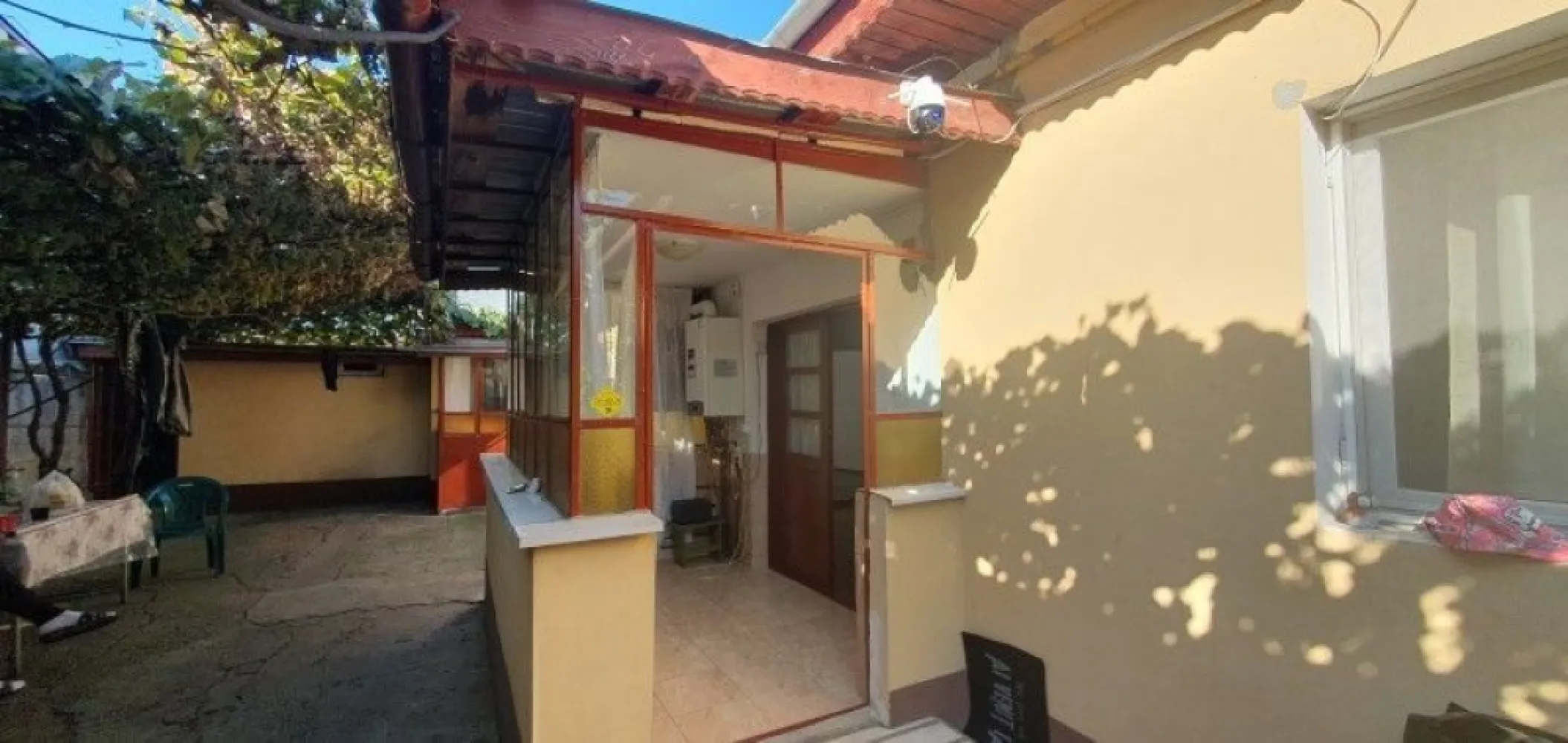 Andronache, str. Turistilor nr. 27 - proprietar, casa curte locuibila, caramida, centrala, gaze, lumina, put, garaj, 3 camere, bucatarie, hol, baie, camara,