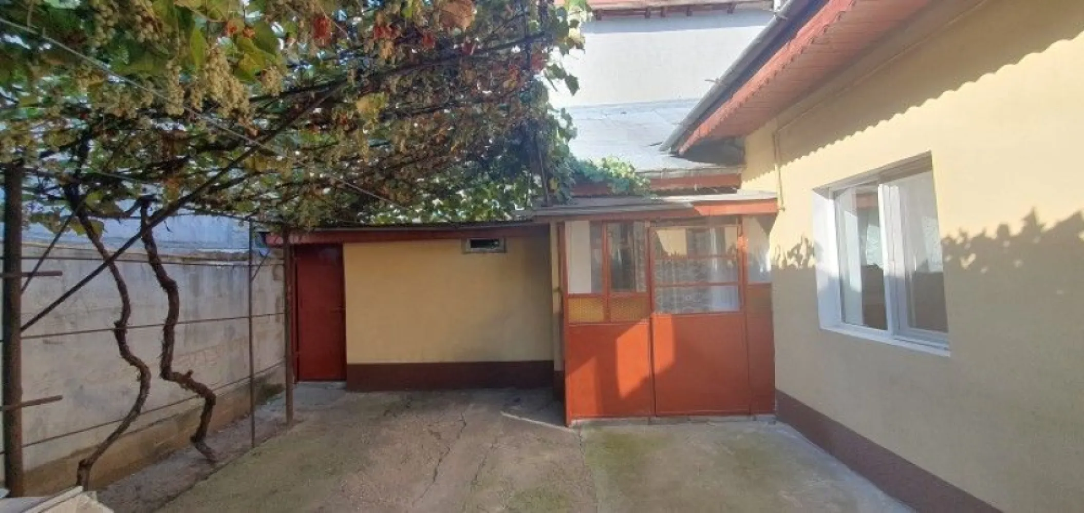 Andronache, str. Turistilor nr. 27 - proprietar, casa curte locuibila, caramida, centrala, gaze, lumina, put, garaj, 3 camere, bucatarie, hol, baie, camara,