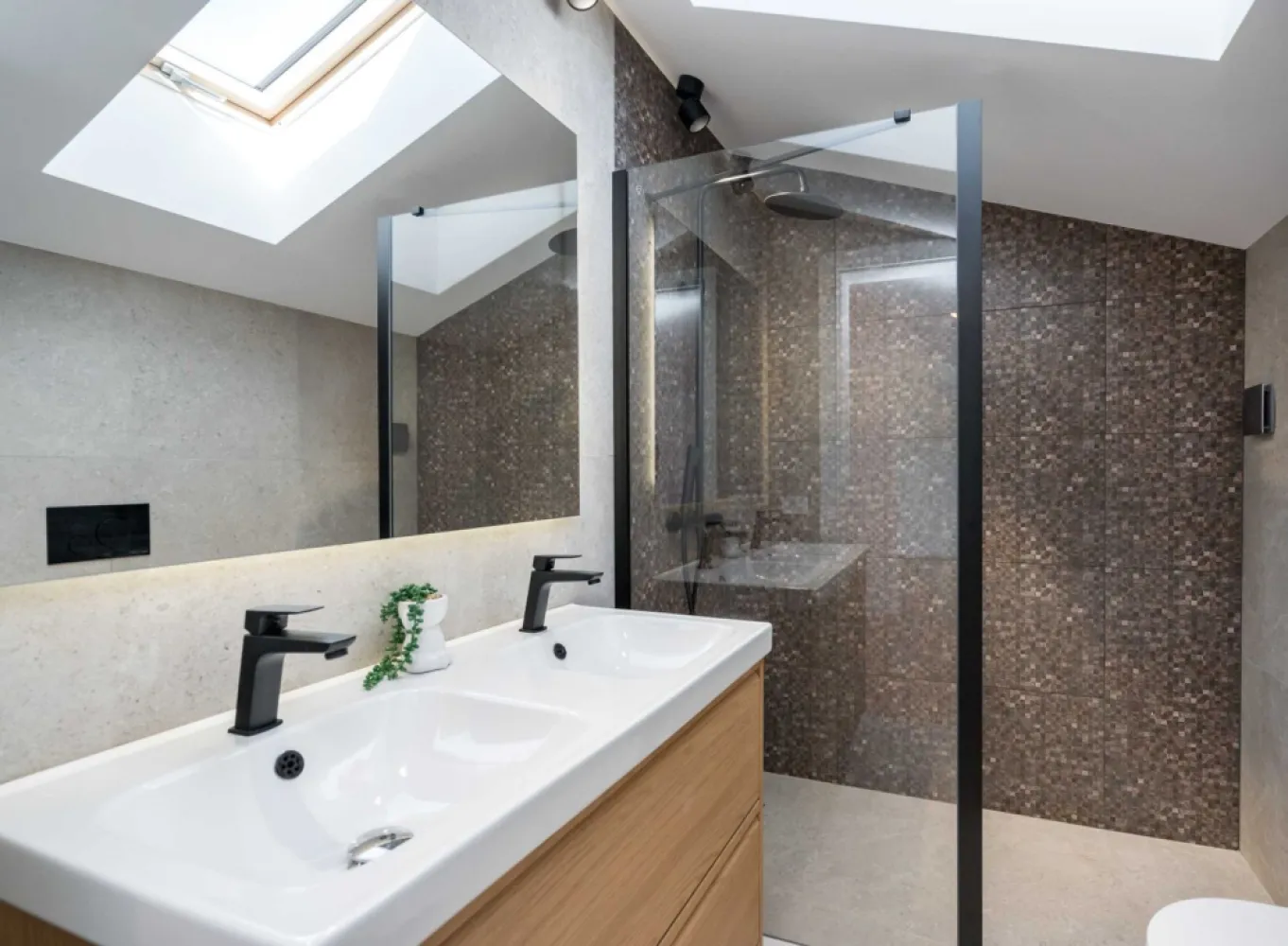 Casa 7 Hambar44,casa pasiva,pompa caldura geoter,3 locuri parcare - Casa 7 a fost concepută încă de la demararea complexului Hambar44 cu mare atenție la detalii, aceasta fiind păstrată special pentru noi. Deși nu am locuit niciodată aici, am ales această casă datorită grădinii sale private, care se îmbină perfect cu livada vecinilor. Un nou proiect ne-a condus pe un alt drum, și acum dorim să oferim altcuiva oportunitatea de a transforma această casă în căminul său. 

Dotări și caracteristici: 
-Pompă de caldură fabricată în Suedia marca CTC 410(10kw) sol-apă pentru încălzire/răcire + apă caldă - protejează mediul înconjurător, 100% ecofriendly
-Eliminarea punţilor termice constructive folosind 20cm de polistiren EPS150 şi 15cm
spumă poliuretanică cu celulă închisă plus un acoperiş izolat cu 30cm de vată
-Încălzire prin pardoseală şi sistem de ventilaţie, plus răcire prin ventiloconvector, ambele fiind fabricate in Italia
-Geamuri cu montaj special pt protecţie termică -Salamander Window & Door
SystemsBluEvolution 92, şi uşă de acces importata din Suedia
-Acoperiş ventilat şi fără grija condensului - covor de ventilaţie Delta trela & tabla
Novatik Romania
-Faţadă ventilată, unică - pin nordic tratat special ce nu necesită îngrijire în timp
Thermowood Oy Lunawood Ltd Finlanda
- Fiecare casă este individuală, are pereţi dubli, plus extra izolaţie fonică Blocktec70
- 7kg/mp - DetailsMedia
- Pregătire pentru panouri fotovoltaice, oferind posibilitatea de a reduce costurile energetice. 
- Finisaje moderne și premium, complet modificate față de cele standard, inclusiv scurgeri în perete pentru dușuri și WC-uri suspendate. 
- Iluminat special pentru scări, aducând un plus de estetică.

Beneficiile comunității Hambar44: 
- Piscină și loc de relaxare. 
- Community hub amenajat pentru copii și adulți. 
- 3 locuri de parcare, dintre care unul cu priză pentru mașina electrică. 
- Racordare la rețelele publice de curent, apă și canalizare. 
- Acces rapid la mijloacele de transport în comun, cu conexiune la Gara de Nord/Otopeni în 10 minute. 

Compartimentare: 
- Parter: Living generos (33mp), bucătărie modernă (14mp), hol spațios și grup sanitar dotat cu duș. 
- Etaj:Dormitor matrimonial cu dressing și baie proprie, plus două dormitoare și o baie dotată cu cadă si spatiu pentru masina de spalat+uscator.

Casa 7 oferă un mediu ideal pentru a deveni căminul perfect. Trăiește la standard pasiv și bucură-te de o casă ce nu necesită nicio grijă din partea ta!
