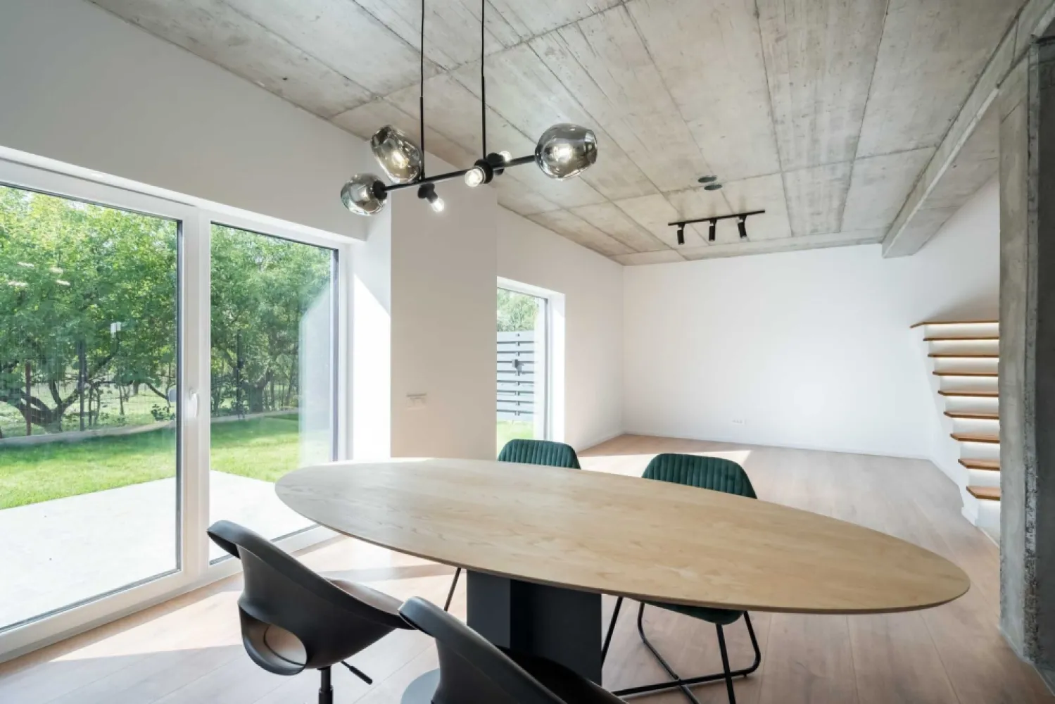Casa 7 Hambar44,casa pasiva,pompa caldura geoter,3 locuri parcare - Casa 7 a fost concepută încă de la demararea complexului Hambar44 cu mare atenție la detalii, aceasta fiind păstrată special pentru noi. Deși nu am locuit niciodată aici, am ales această casă datorită grădinii sale private, care se îmbină perfect cu livada vecinilor. Un nou proiect ne-a condus pe un alt drum, și acum dorim să oferim altcuiva oportunitatea de a transforma această casă în căminul său. 

Dotări și caracteristici: 
-Pompă de caldură fabricată în Suedia marca CTC 410(10kw) sol-apă pentru încălzire/răcire + apă caldă - protejează mediul înconjurător, 100% ecofriendly
-Eliminarea punţilor termice constructive folosind 20cm de polistiren EPS150 şi 15cm
spumă poliuretanică cu celulă închisă plus un acoperiş izolat cu 30cm de vată
-Încălzire prin pardoseală şi sistem de ventilaţie, plus răcire prin ventiloconvector, ambele fiind fabricate in Italia
-Geamuri cu montaj special pt protecţie termică -Salamander Window & Door
SystemsBluEvolution 92, şi uşă de acces importata din Suedia
-Acoperiş ventilat şi fără grija condensului - covor de ventilaţie Delta trela & tabla
Novatik Romania
-Faţadă ventilată, unică - pin nordic tratat special ce nu necesită îngrijire în timp
Thermowood Oy Lunawood Ltd Finlanda
- Fiecare casă este individuală, are pereţi dubli, plus extra izolaţie fonică Blocktec70
- 7kg/mp - DetailsMedia
- Pregătire pentru panouri fotovoltaice, oferind posibilitatea de a reduce costurile energetice. 
- Finisaje moderne și premium, complet modificate față de cele standard, inclusiv scurgeri în perete pentru dușuri și WC-uri suspendate. 
- Iluminat special pentru scări, aducând un plus de estetică.

Beneficiile comunității Hambar44: 
- Piscină și loc de relaxare. 
- Community hub amenajat pentru copii și adulți. 
- 3 locuri de parcare, dintre care unul cu priză pentru mașina electrică. 
- Racordare la rețelele publice de curent, apă și canalizare. 
- Acces rapid la mijloacele de transport în comun, cu conexiune la Gara de Nord/Otopeni în 10 minute. 

Compartimentare: 
- Parter: Living generos (33mp), bucătărie modernă (14mp), hol spațios și grup sanitar dotat cu duș. 
- Etaj:Dormitor matrimonial cu dressing și baie proprie, plus două dormitoare și o baie dotată cu cadă si spatiu pentru masina de spalat+uscator.

Casa 7 oferă un mediu ideal pentru a deveni căminul perfect. Trăiește la standard pasiv și bucură-te de o casă ce nu necesită nicio grijă din partea ta!