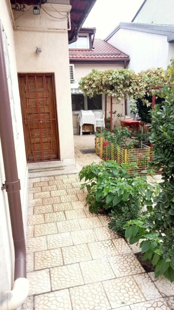 CASA de vanzare zona DOMENII - P-ta CHiBRIT - Vand casa la curte 96/160 mp. , zona Domrnii - Pta Chibrit. sect.1 
Proprietatea are 3 camere , o baie , un grup sanitar , bucatarie , 2 holuri la cele 2 intrari , 
pod inalt si pivnita .
Casa se vinde mobilata sau nemobilata.
Colaborez cu Agentii dar fara comision.