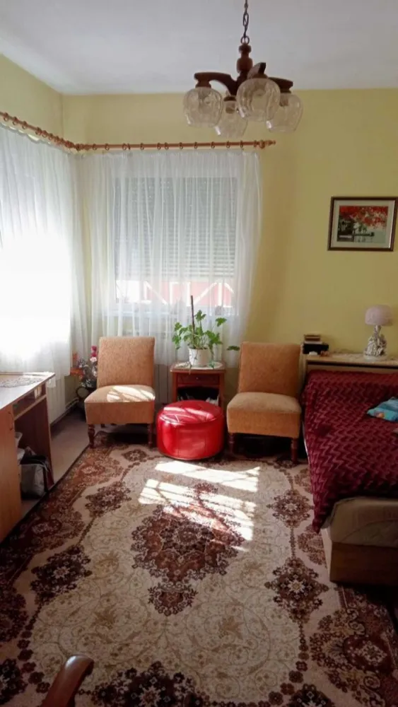 CASA de vanzare zona DOMENII - P-ta CHiBRIT - Vand casa la curte 96/160 mp. , zona Domrnii - Pta Chibrit. sect.1 
Proprietatea are 3 camere , o baie , un grup sanitar , bucatarie , 2 holuri la cele 2 intrari , 
pod inalt si pivnita .
Casa se vinde mobilata sau nemobilata.
Colaborez cu Agentii dar fara comision.