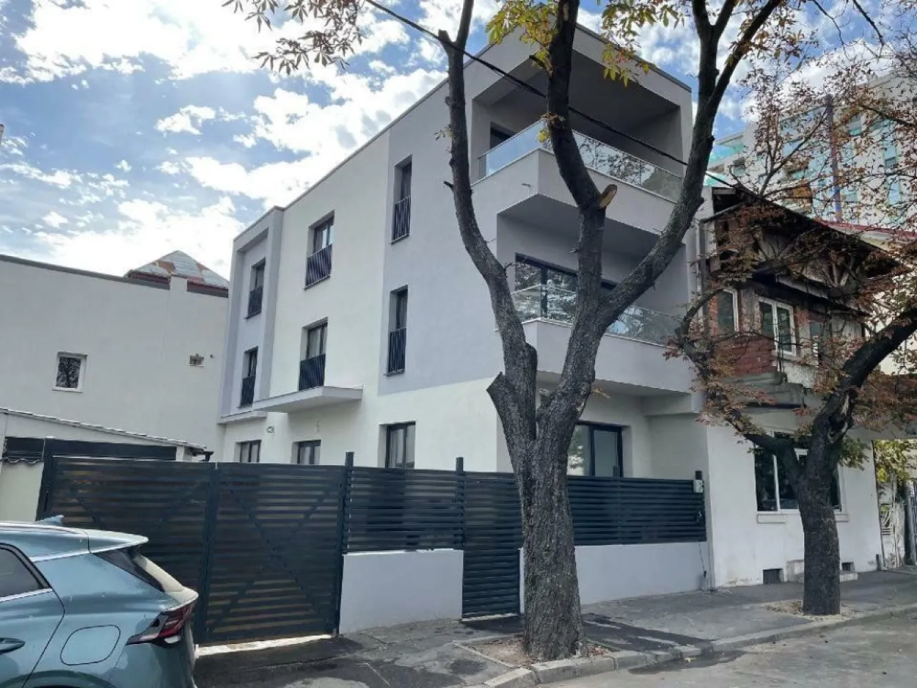 Vila de vanzare - Direct proprietar! 

Atunci cand privesti spre viitor iti doresti ca stilul tau de viata sa fie proiectat intr-un mediu cat mai natural, aerisit, inclinat spre confort si elganta. Te invitam sa descoperi ambientul unei vile de lux construita in anul 2024, cu materiale premium situata la 2 minute pietonal de Parcul Circului , in imediata vecinatate a bulevardelor Lacul Tei, Barbu Vacarescu, sos. Stefan cel Mare, pe o strada cu sens unic avand acces usor catre toate zonele Capitalei

Imobilul este edificat ca locuinta unifamiliala, insa poate avea si utiliatea de clinica, birouri, sediu firma, etc 

Constcutie 2024, materiale premum, finisaje de lux .

Camera tehnica (subsol)