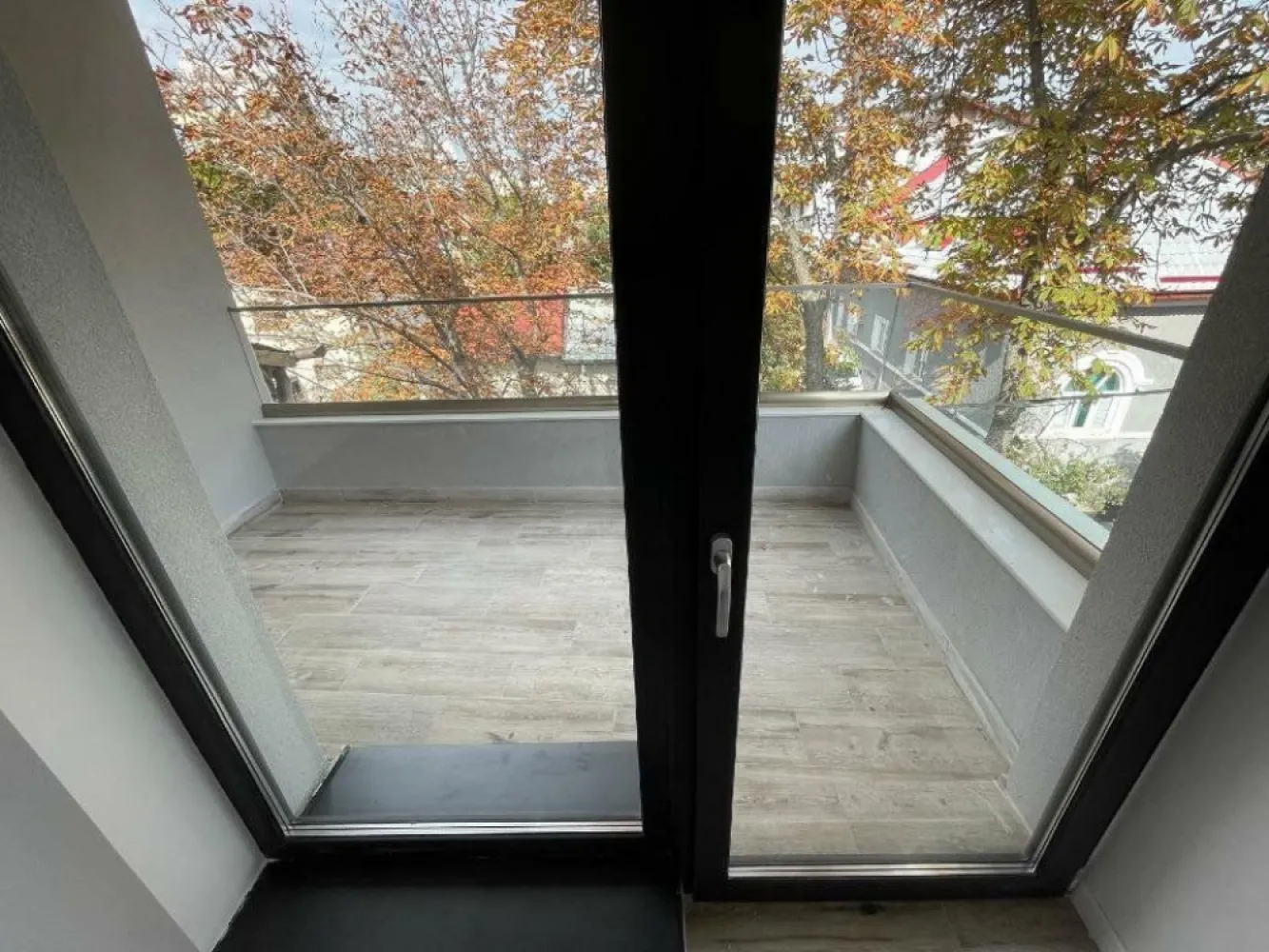 Vila de vanzare - Direct proprietar! 

Atunci cand privesti spre viitor iti doresti ca stilul tau de viata sa fie proiectat intr-un mediu cat mai natural, aerisit, inclinat spre confort si elganta. Te invitam sa descoperi ambientul unei vile de lux construita in anul 2024, cu materiale premium situata la 2 minute pietonal de Parcul Circului , in imediata vecinatate a bulevardelor Lacul Tei, Barbu Vacarescu, sos. Stefan cel Mare, pe o strada cu sens unic avand acces usor catre toate zonele Capitalei

Imobilul este edificat ca locuinta unifamiliala, insa poate avea si utiliatea de clinica, birouri, sediu firma, etc 

Constcutie 2024, materiale premum, finisaje de lux .

Camera tehnica (subsol)