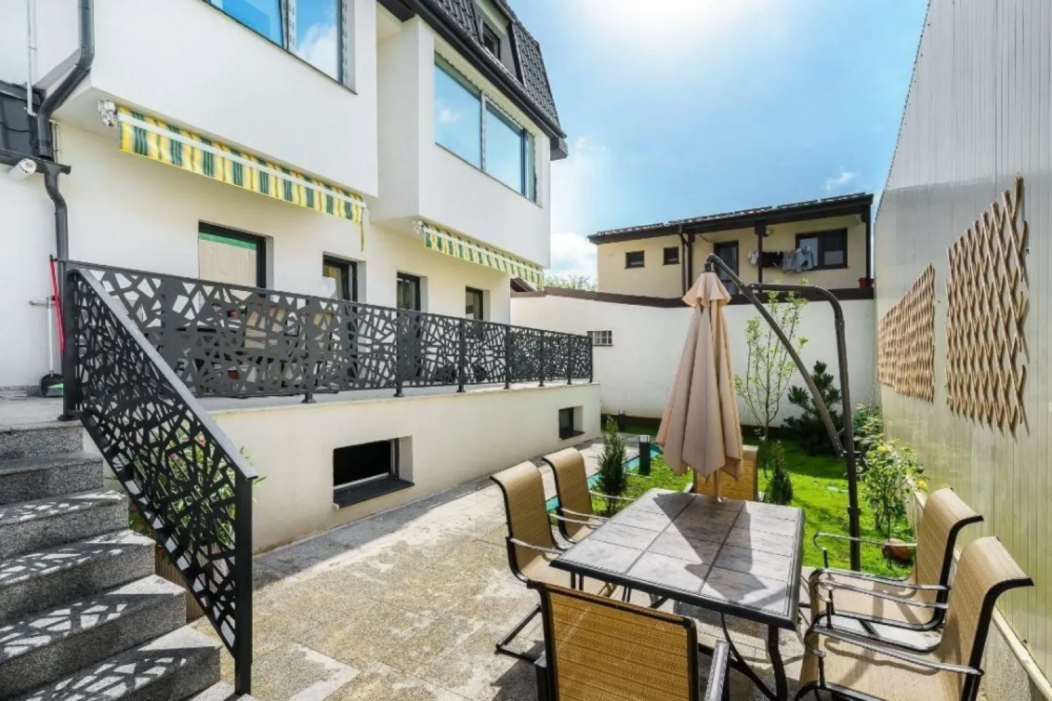Vand bloc Bucurestii Noi,Sector 1,pretabil mega gradinita,azil,clinica ,birouri - Vand bloc,670 mp ,configurat in felul urmator:Demisol 200 mp,cu grup sanitar si toate utilitatile.Parter:apartament 5 camere cu 3 bai de 200mp.Etaj 1:apartament 4 camere cu 2 bai de 135 mp.Etaj 2:apartament 4 camere cu 2 bai de 135 mp.Zona este foarte linistita,complex comercial Colosseum la 5 minute de mers pe jos,cat si acces facil la mijloace de transport din zona,autobuz,troleibuz si metrou.NU DORESC PROMOVARE DE CATRE AGENTII....DACA AVETI CLIENT,PLATESC COMISION...DAR PUNCTUAL!!!!