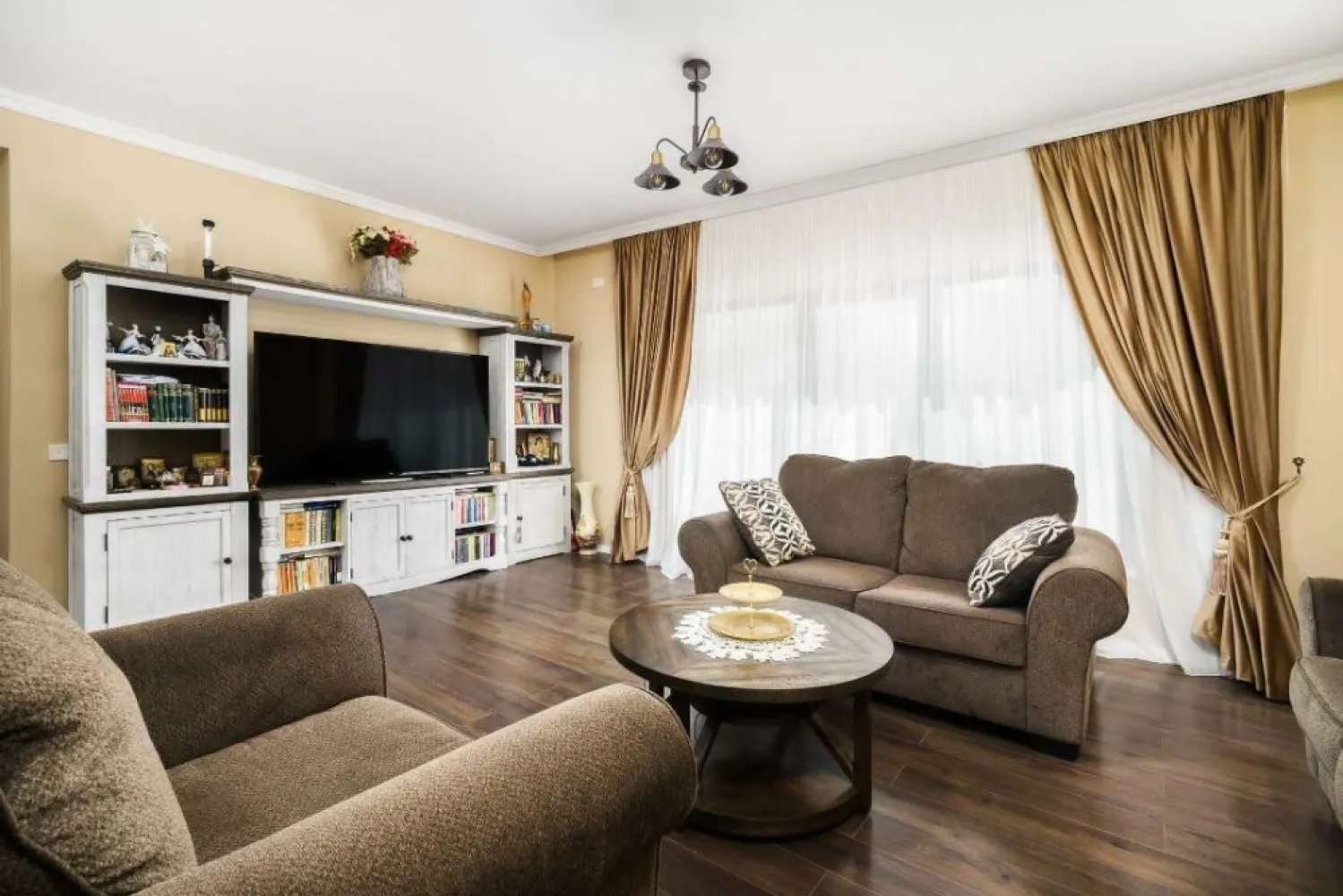 Vand bloc Bucurestii Noi,Sector 1,pretabil mega gradinita,azil,clinica ,birouri - Vand bloc,670 mp ,configurat in felul urmator:Demisol 200 mp,cu grup sanitar si toate utilitatile.Parter:apartament 5 camere cu 3 bai de 200mp.Etaj 1:apartament 4 camere cu 2 bai de 135 mp.Etaj 2:apartament 4 camere cu 2 bai de 135 mp.Zona este foarte linistita,complex comercial Colosseum la 5 minute de mers pe jos,cat si acces facil la mijloace de transport din zona,autobuz,troleibuz si metrou.NU DORESC PROMOVARE DE CATRE AGENTII....DACA AVETI CLIENT,PLATESC COMISION...DAR PUNCTUAL!!!!