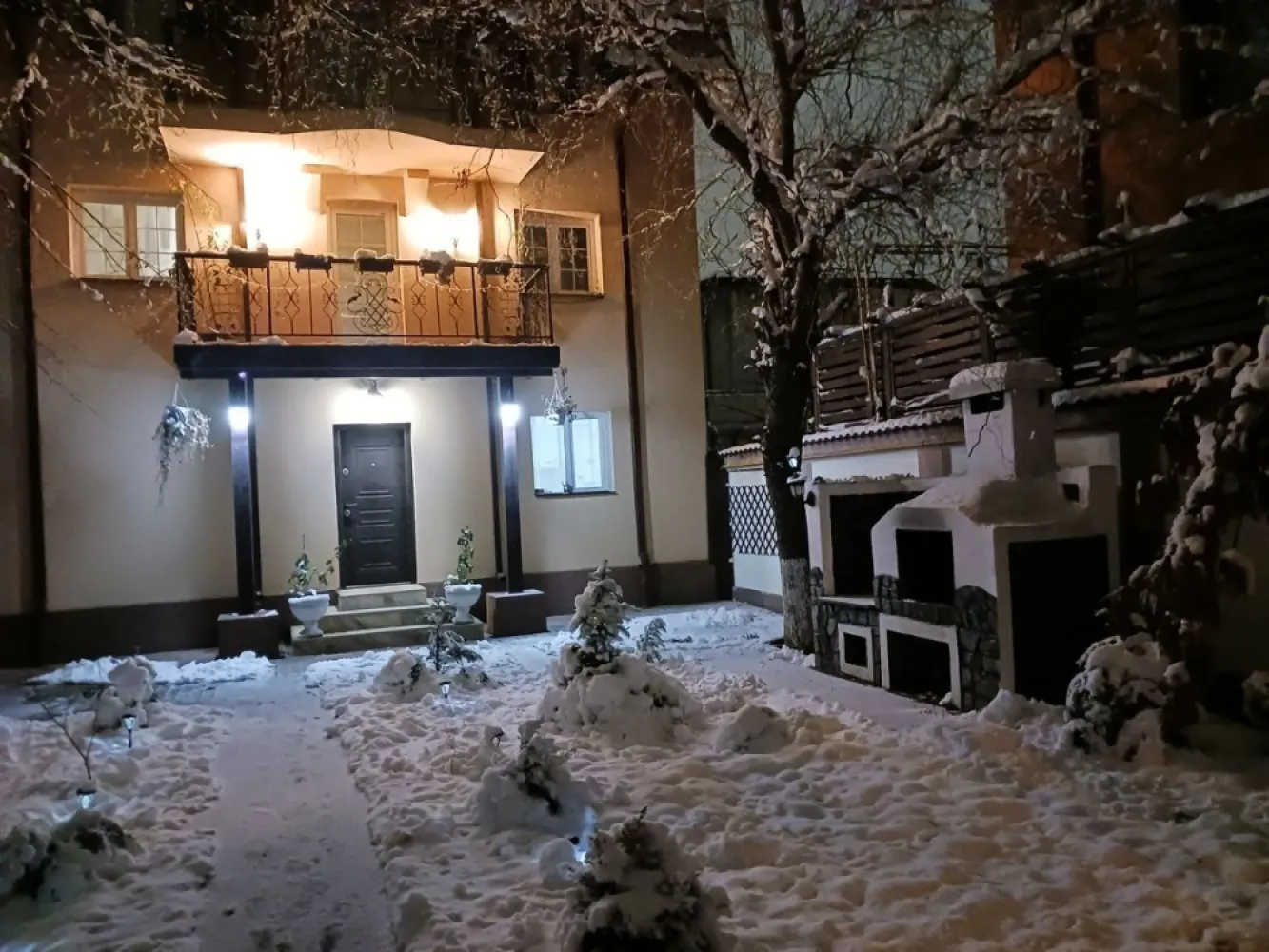 Brancoveanu metrou Bucuresti - Particular vand vila P+2 Brancoveanu, suprafata utila 250 mp, living+5 camere, 3 bai, 2 bucatarii, terasa, 4 balcoane, camara, garaj, teren 361 mp, cadastru, intabulare, rol fiscal, pret 430.000 Euro